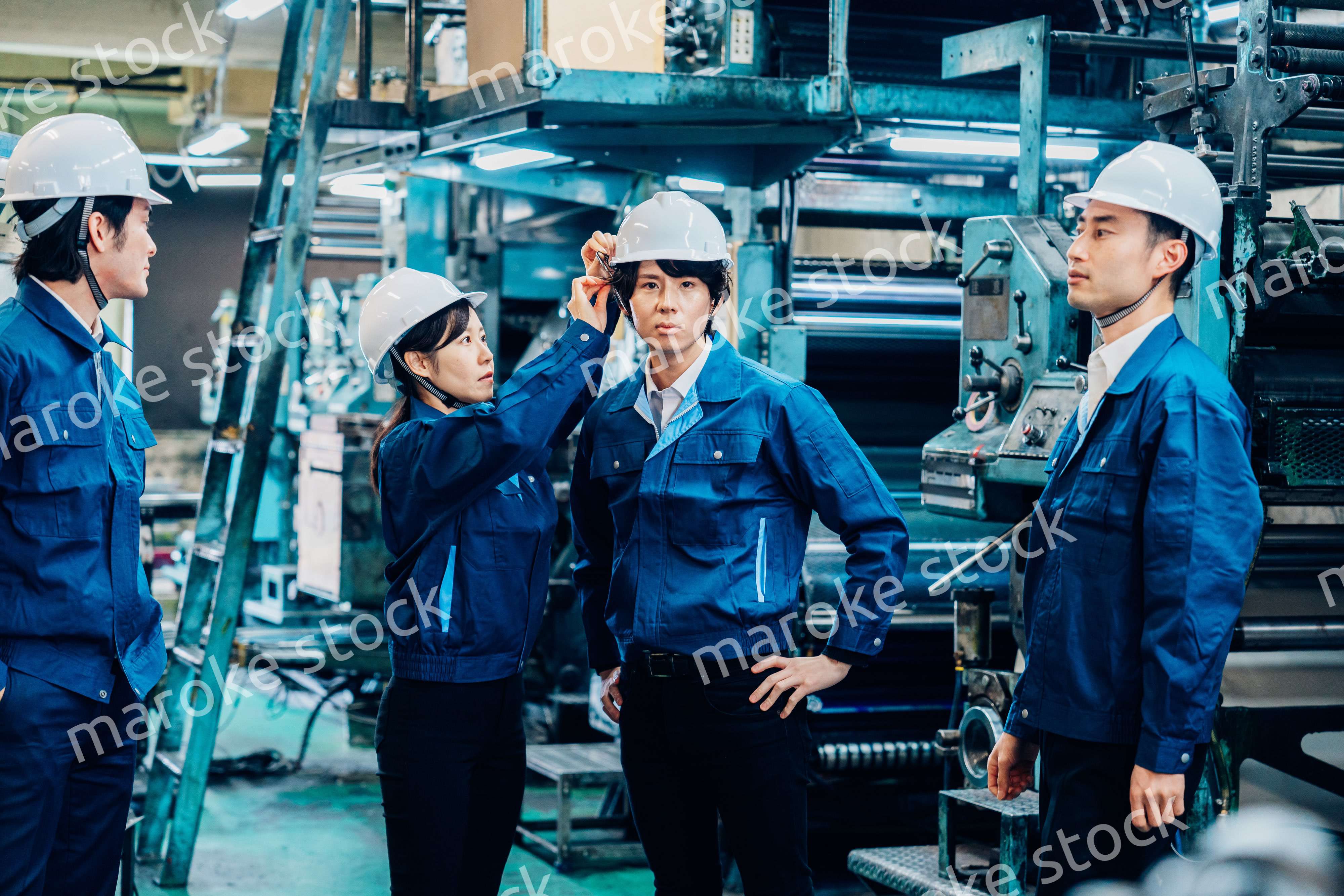 安全設備の相互確認をする工場労働者