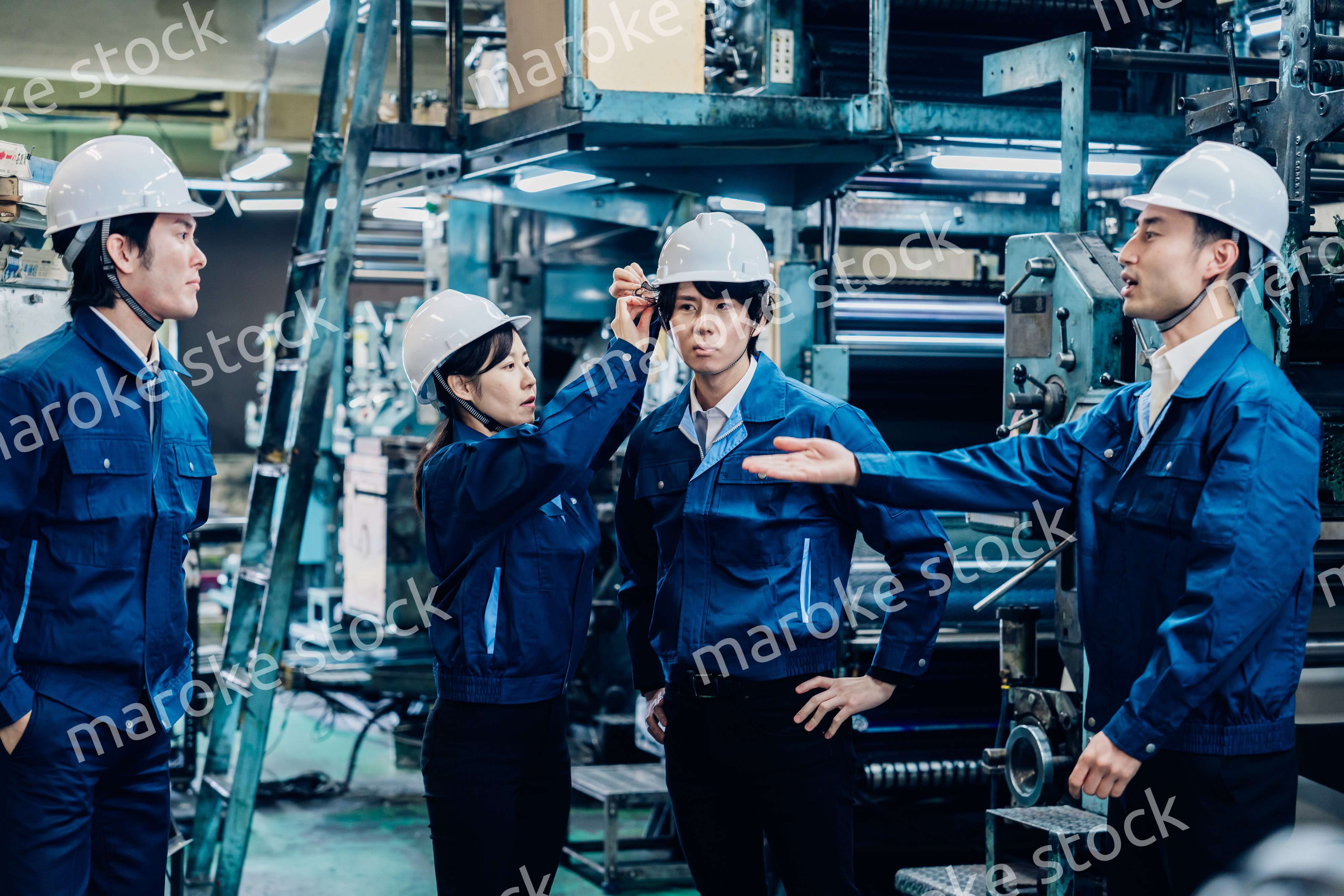 安全設備の相互確認をする工場労働者