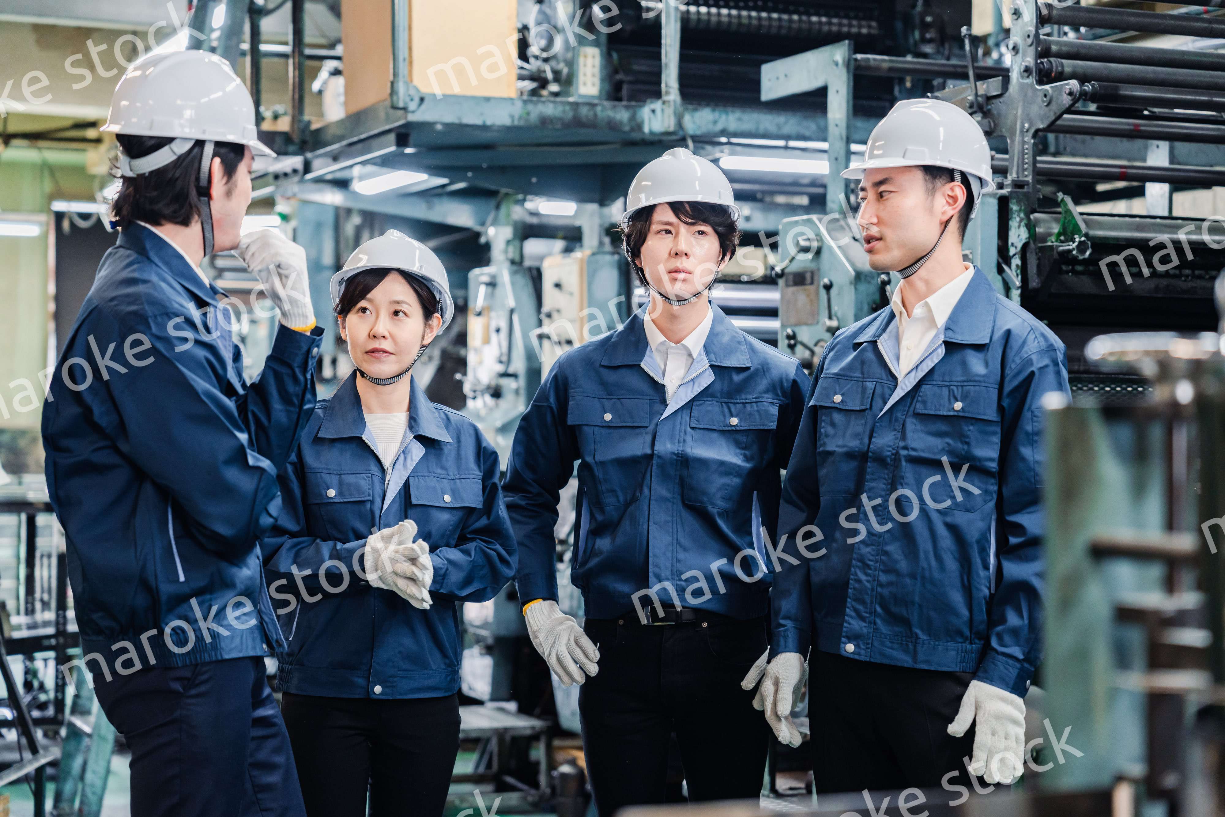 現場でミーティングをする労働者