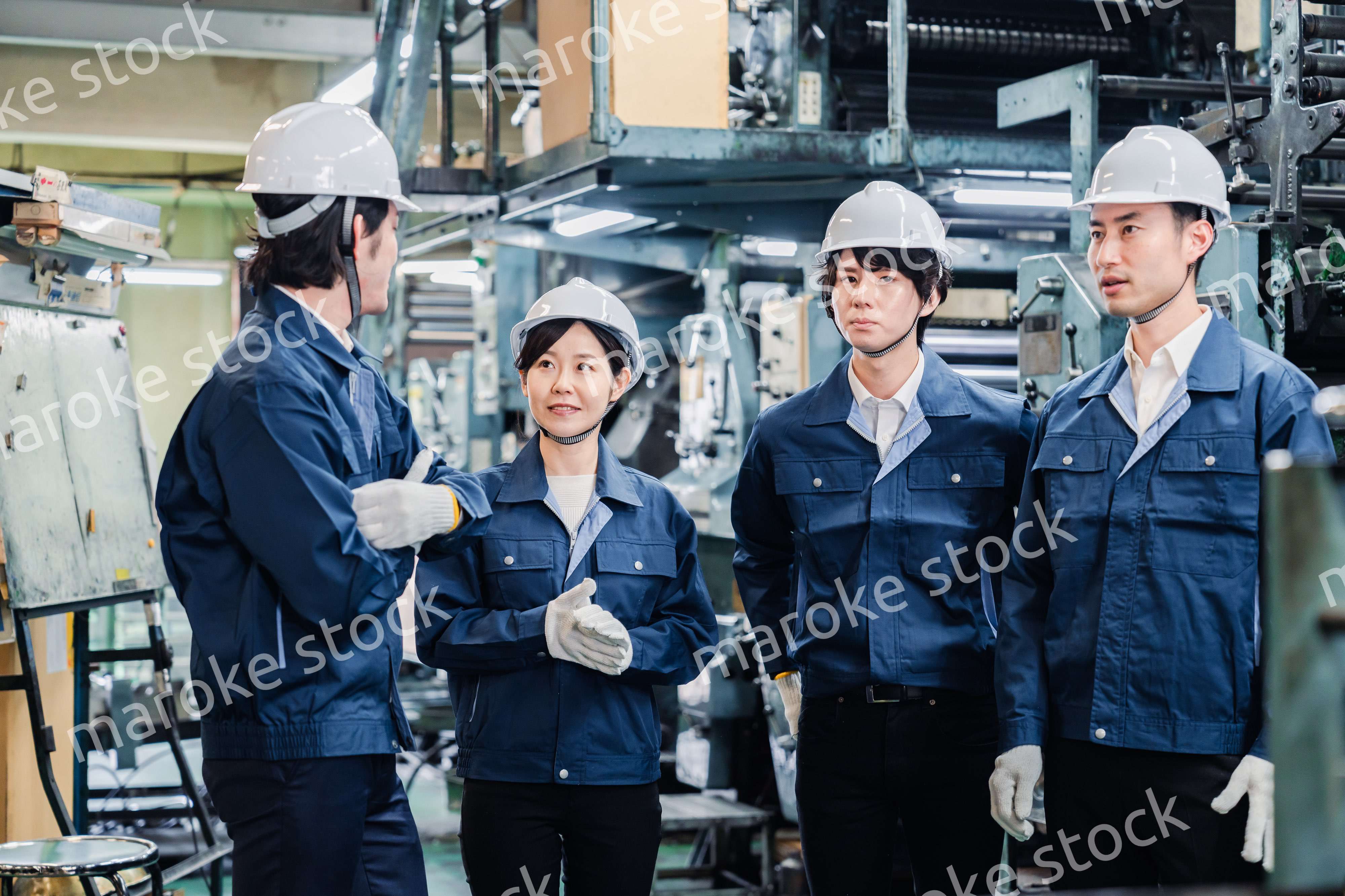 現場でミーティングをする労働者