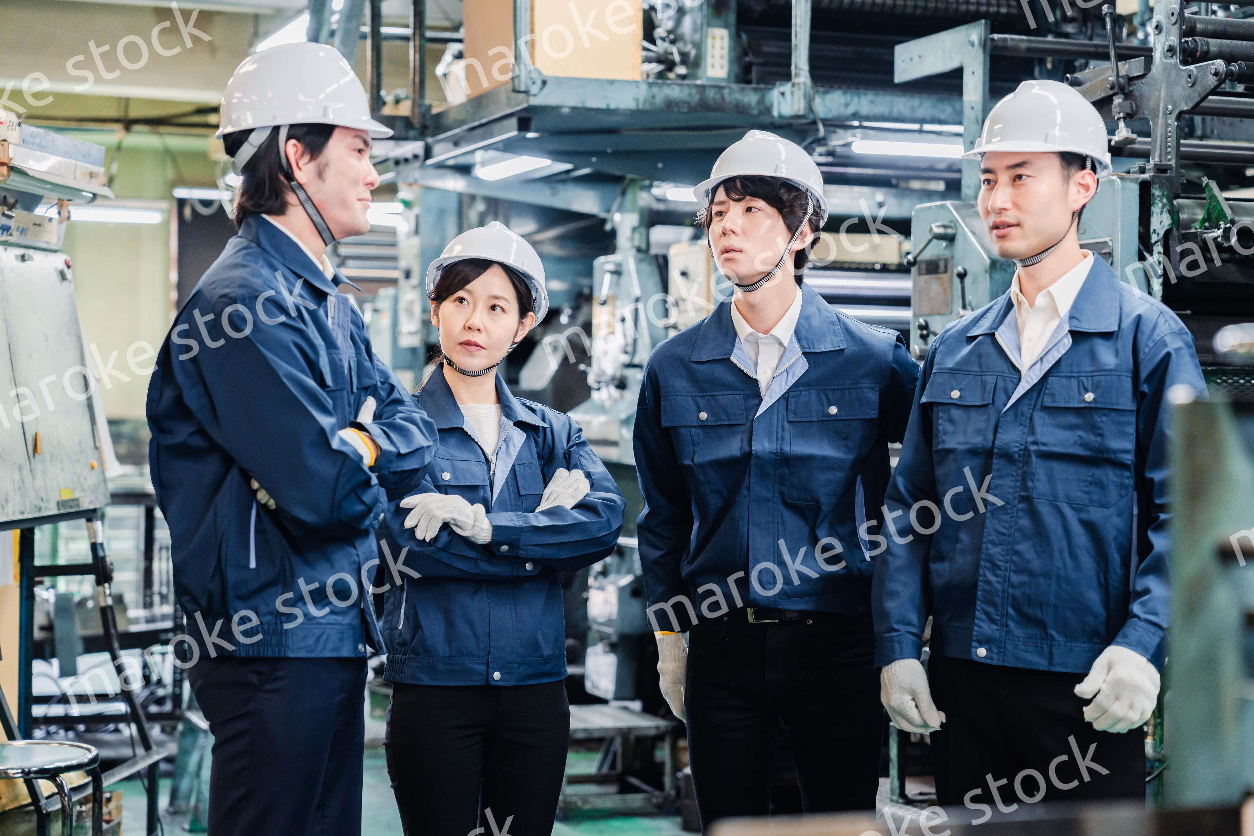 現場でミーティングをする労働者