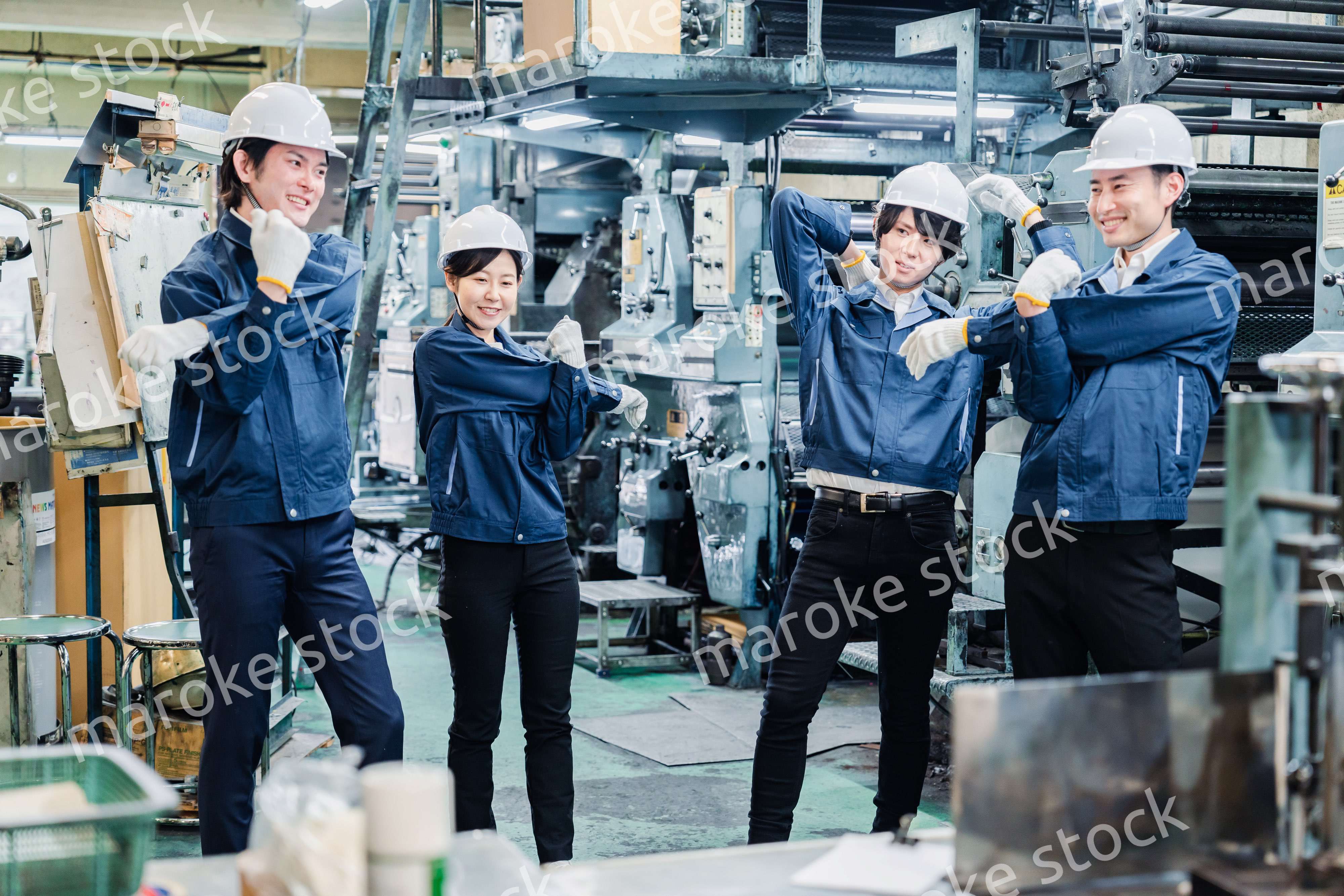 始業前の体操をする工場労働者