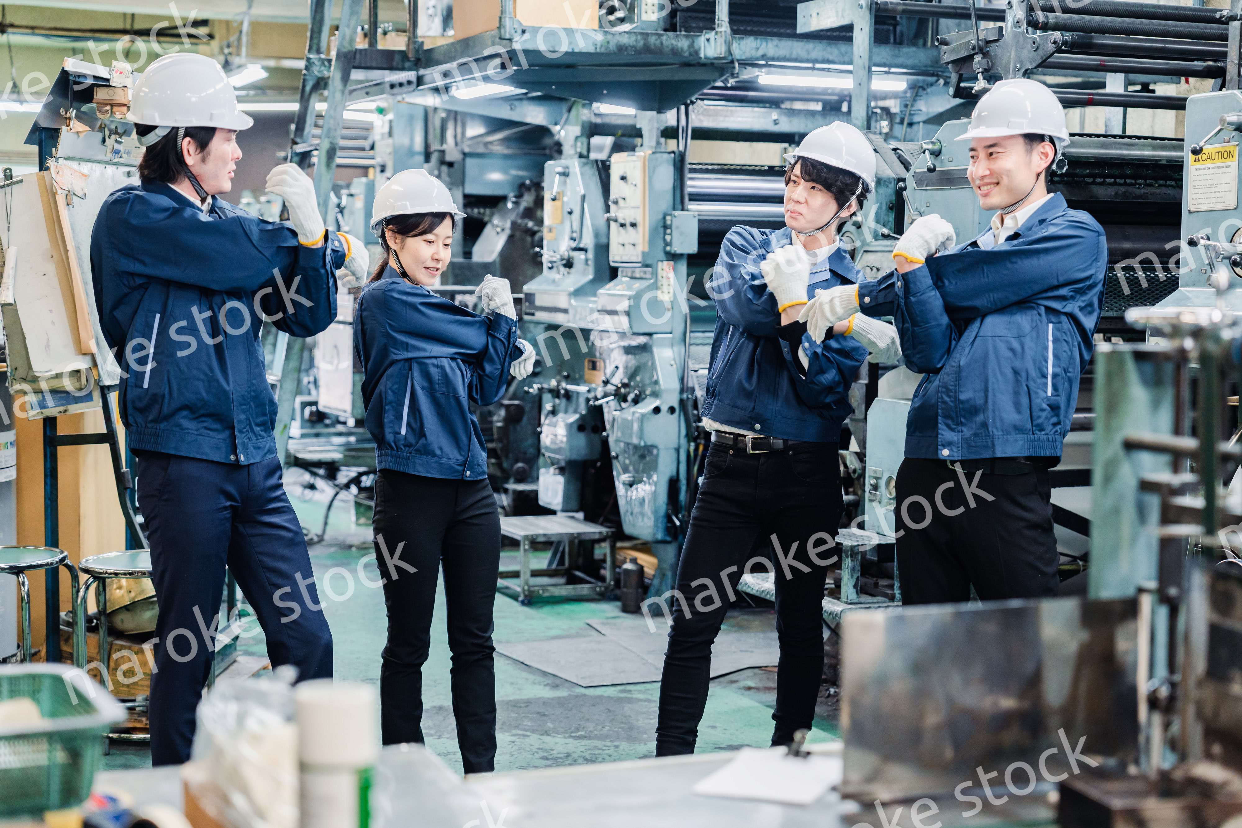 始業前の体操をする工場労働者