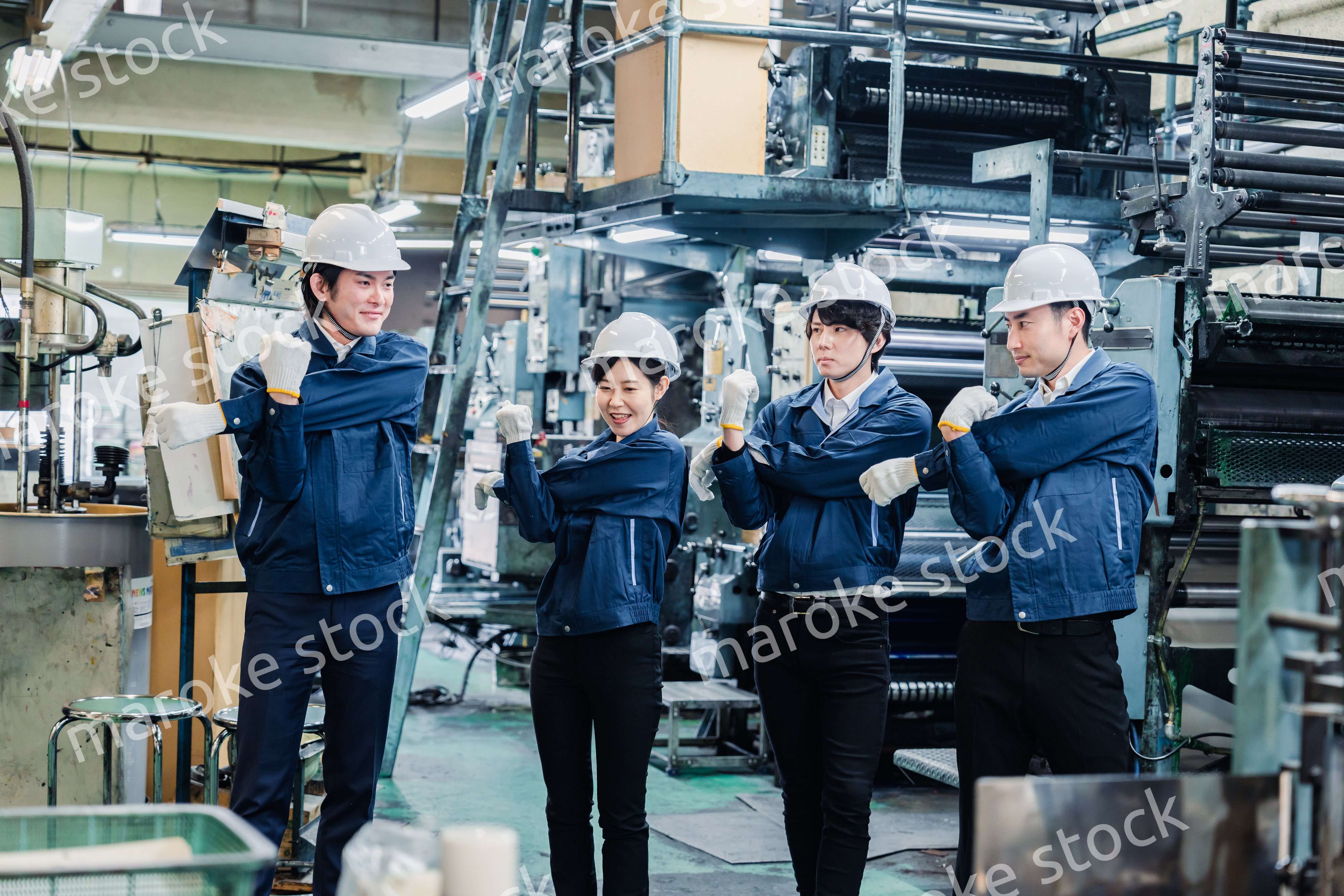 始業前の体操をする工場労働者