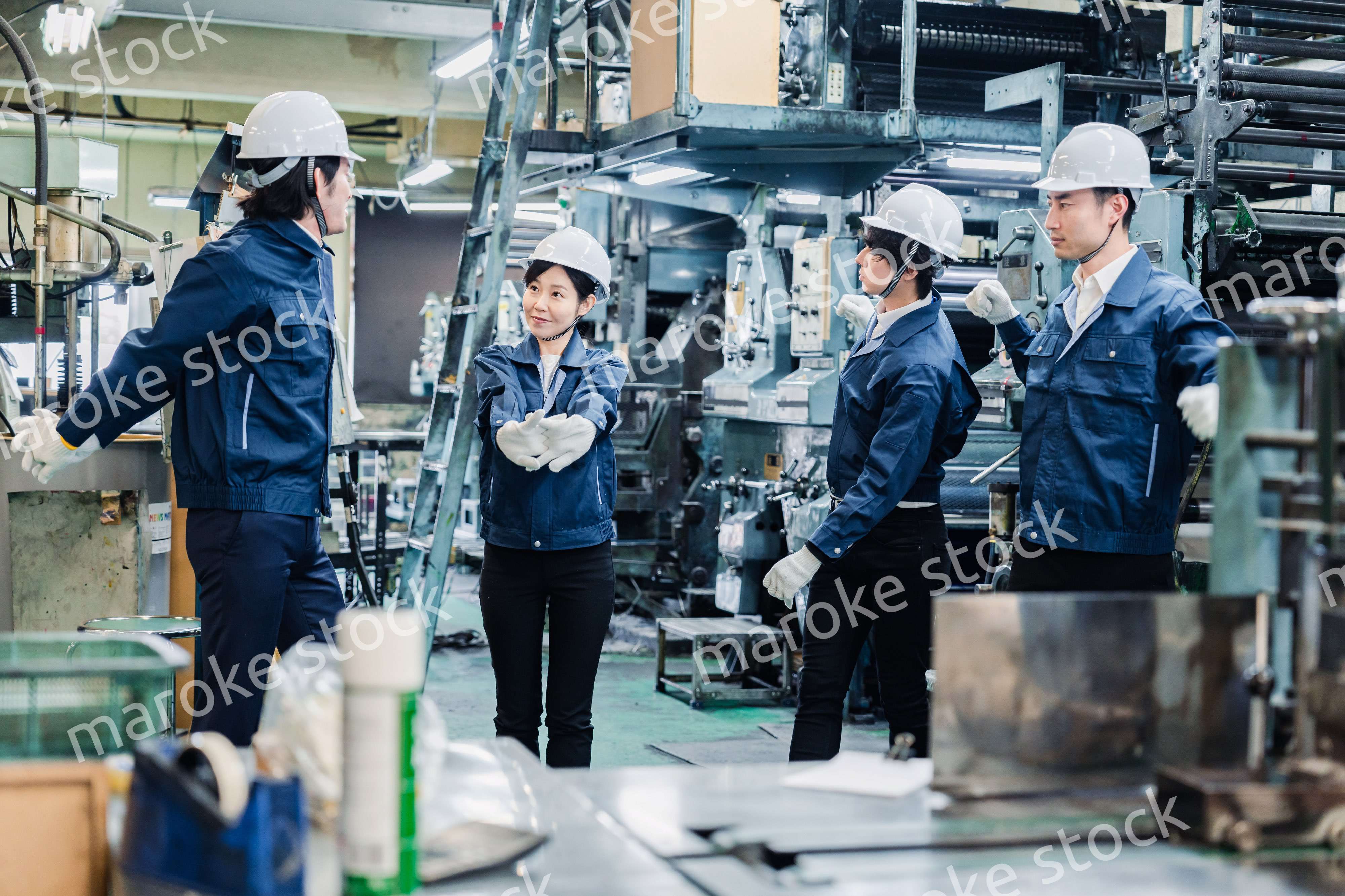 始業前の体操をする工場労働者