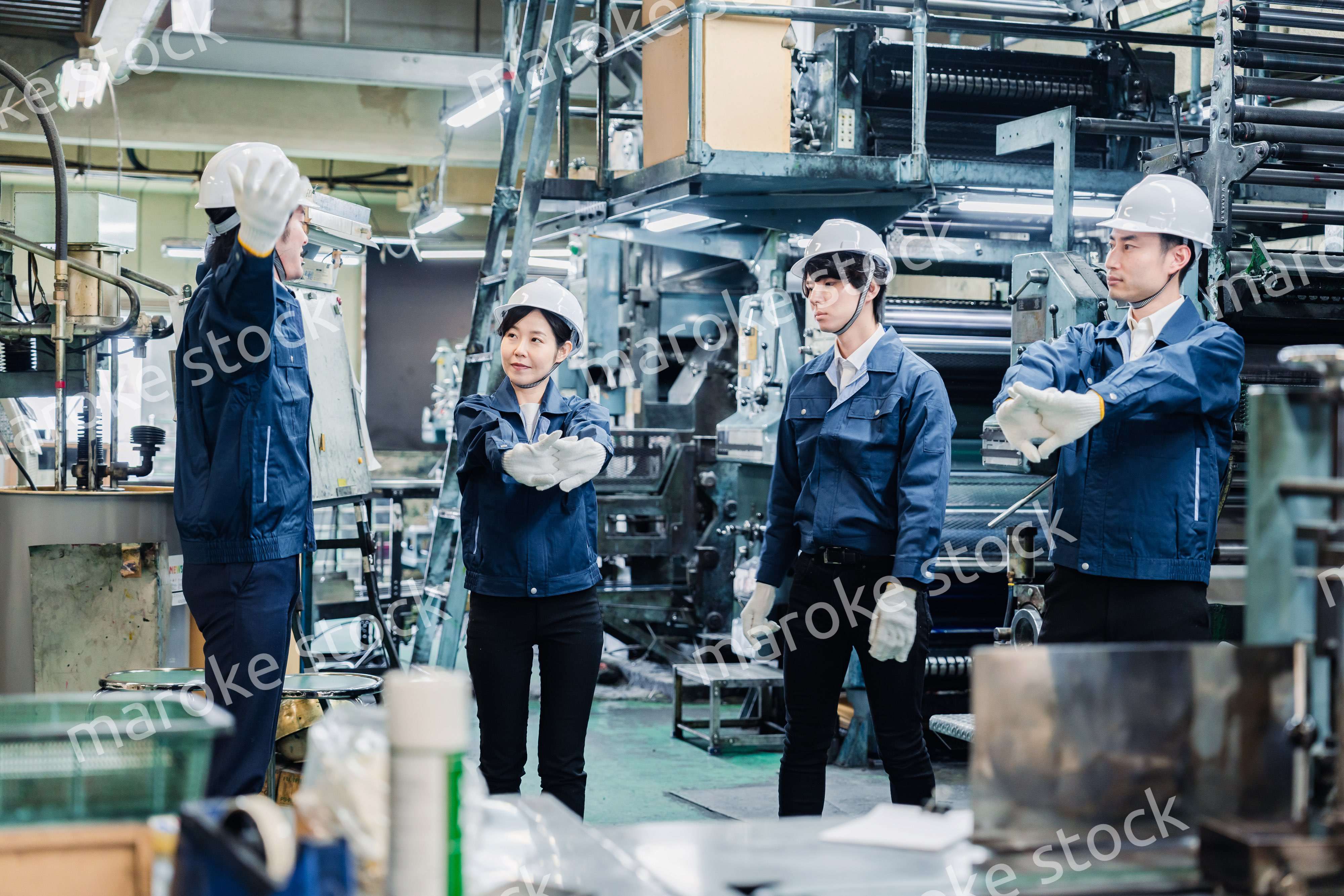 始業前の体操をする工場労働者