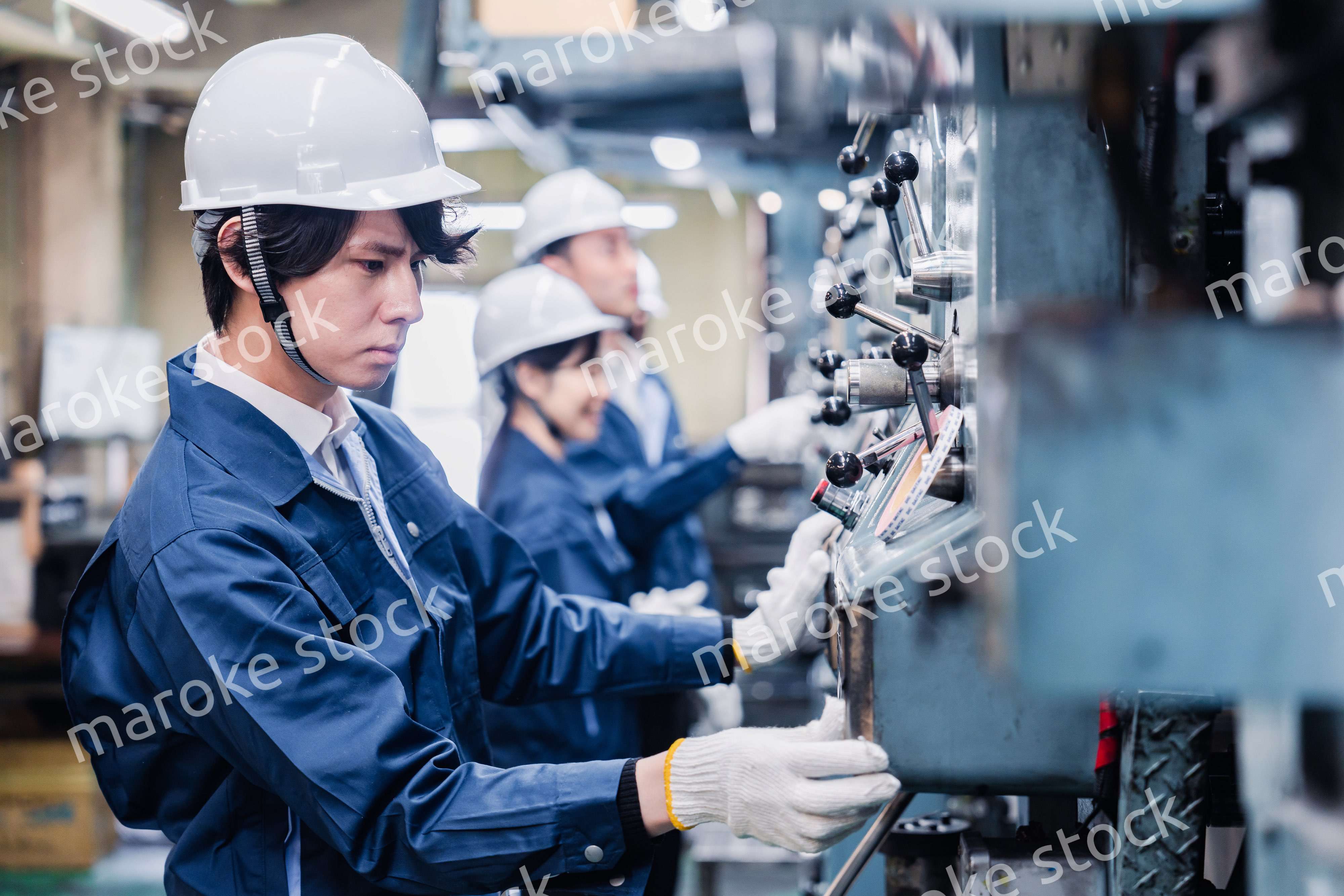 発電所で働くスタッフ