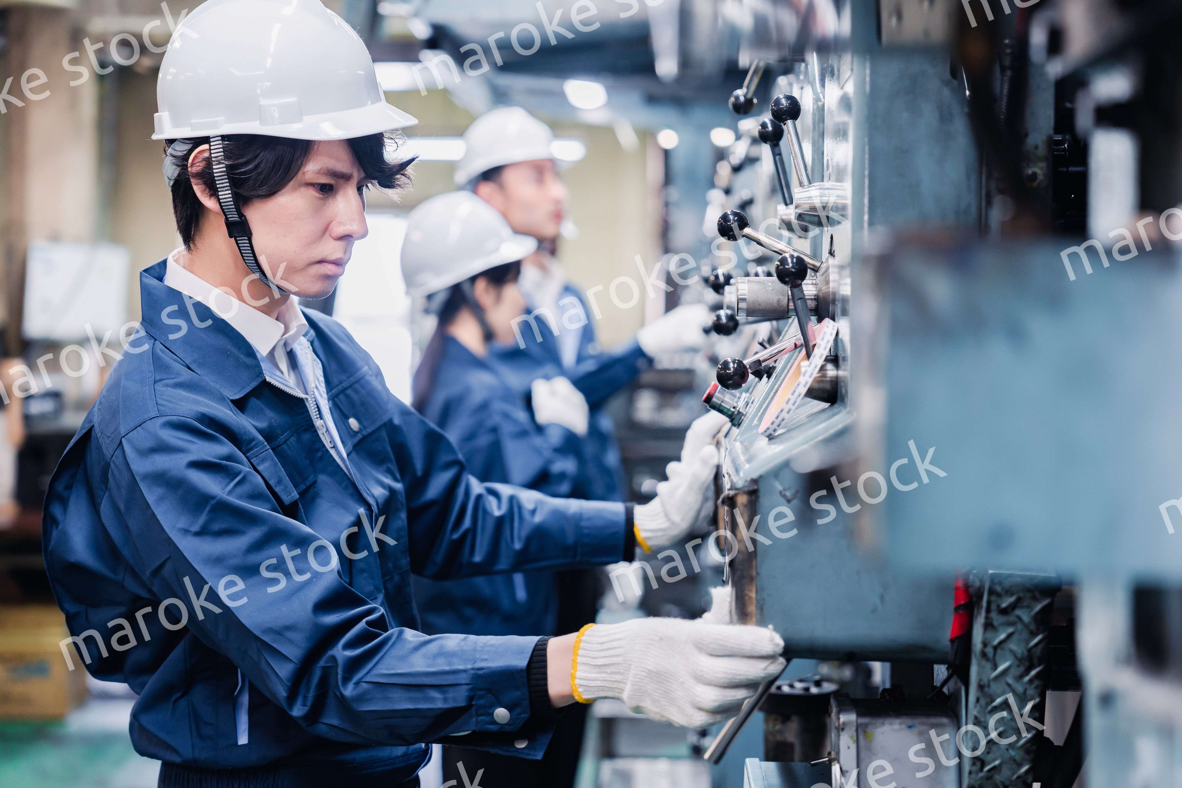 発電所で働くスタッフ