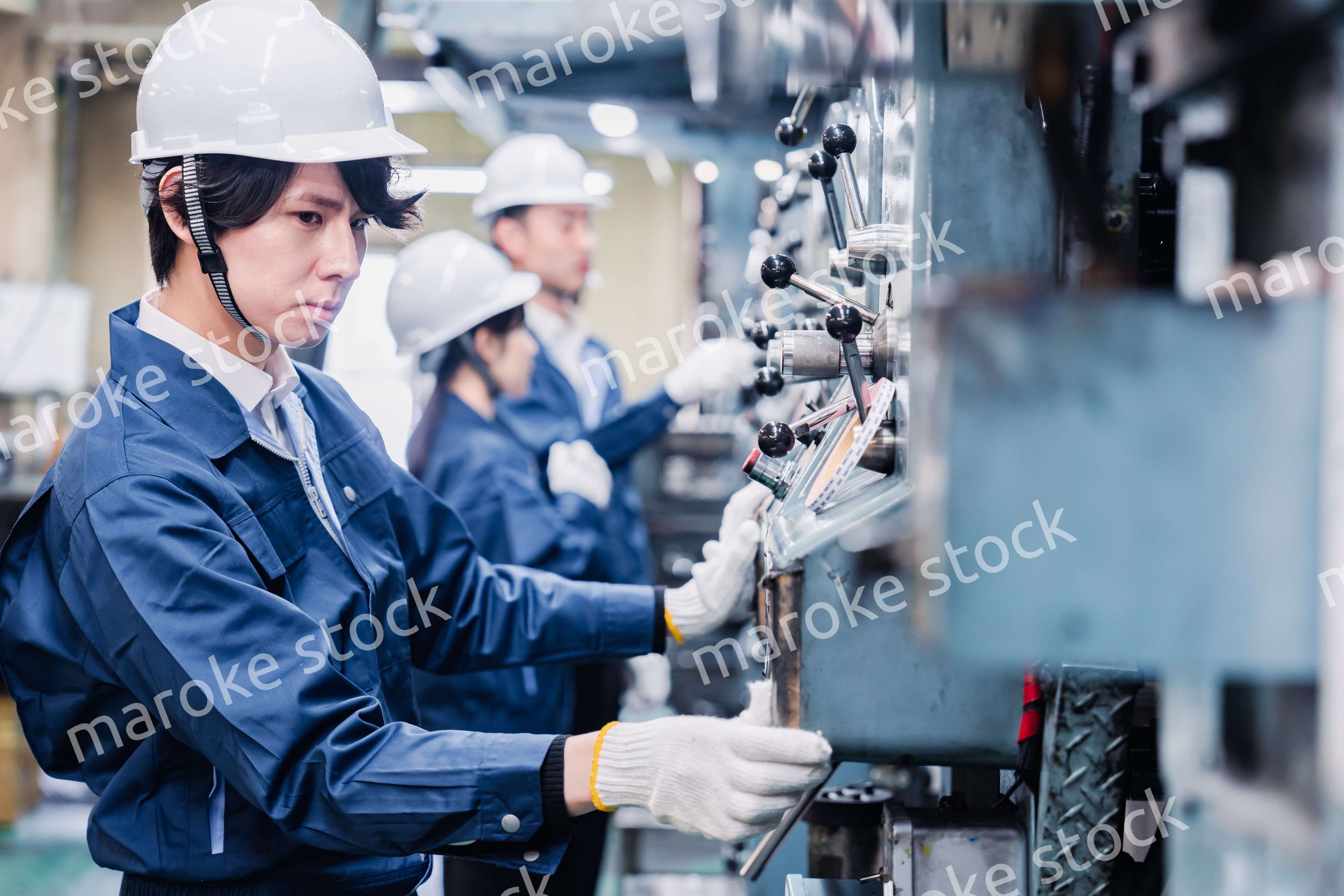 発電所で働くスタッフ