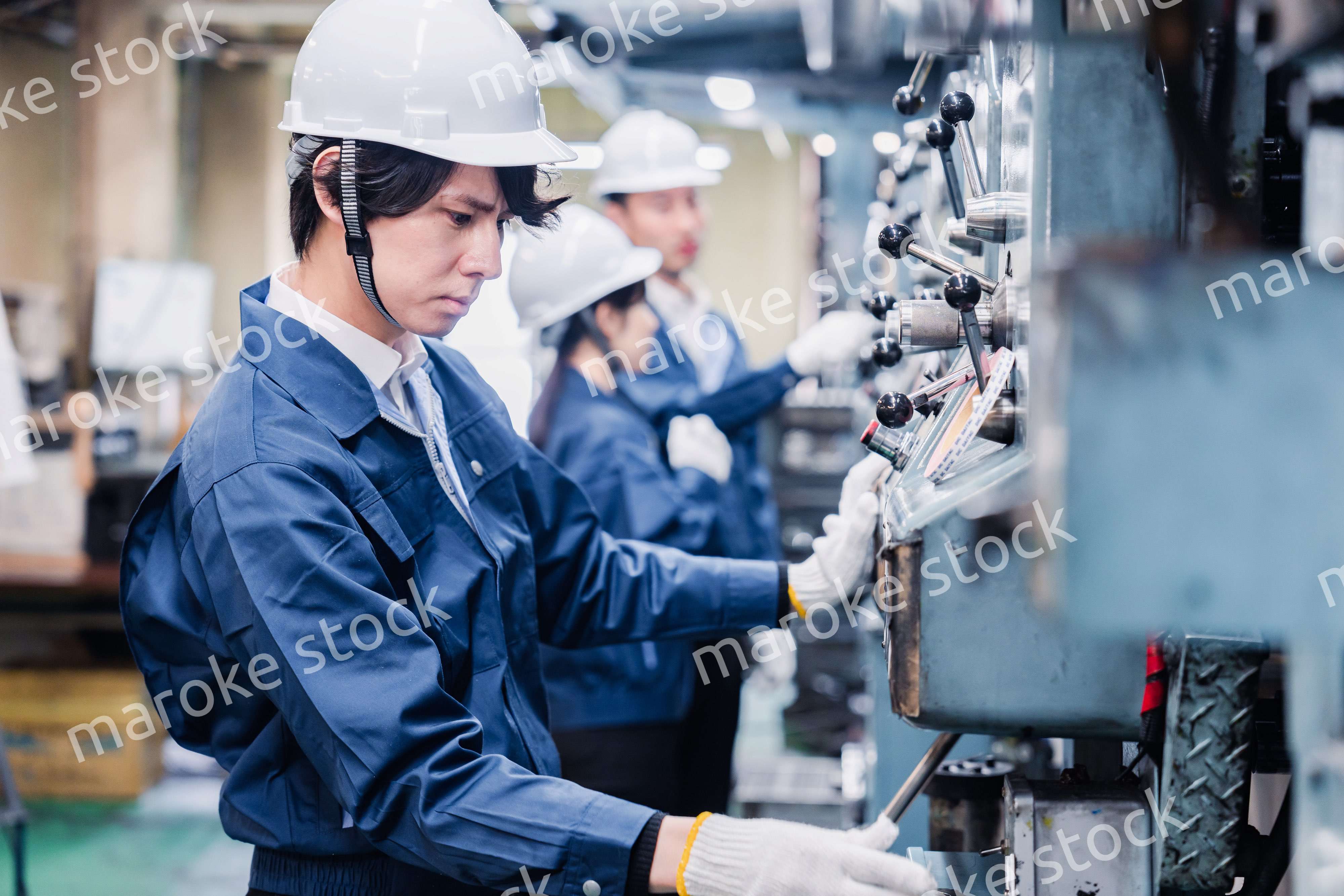 発電所で働くスタッフ