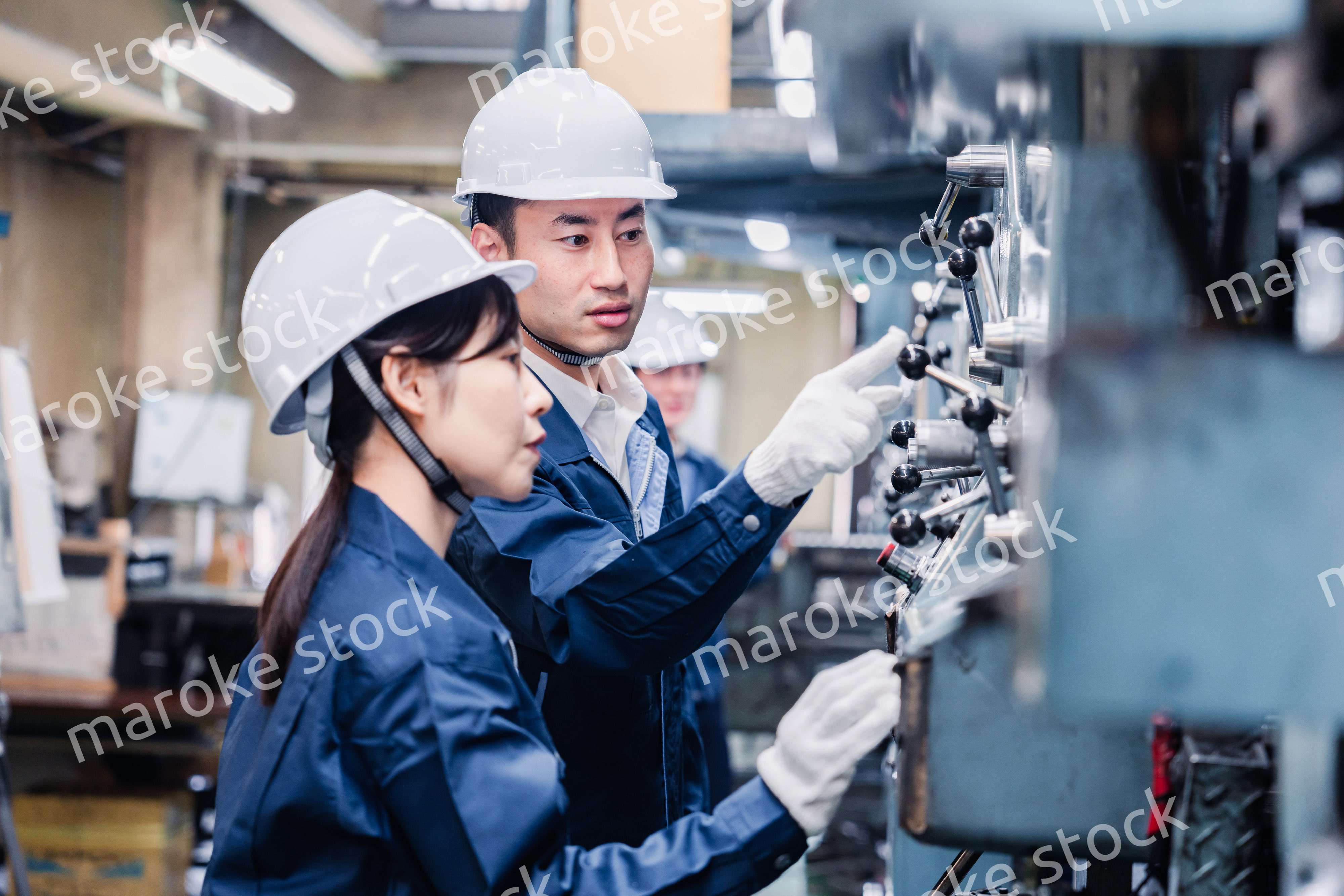 発電所で働くスタッフ