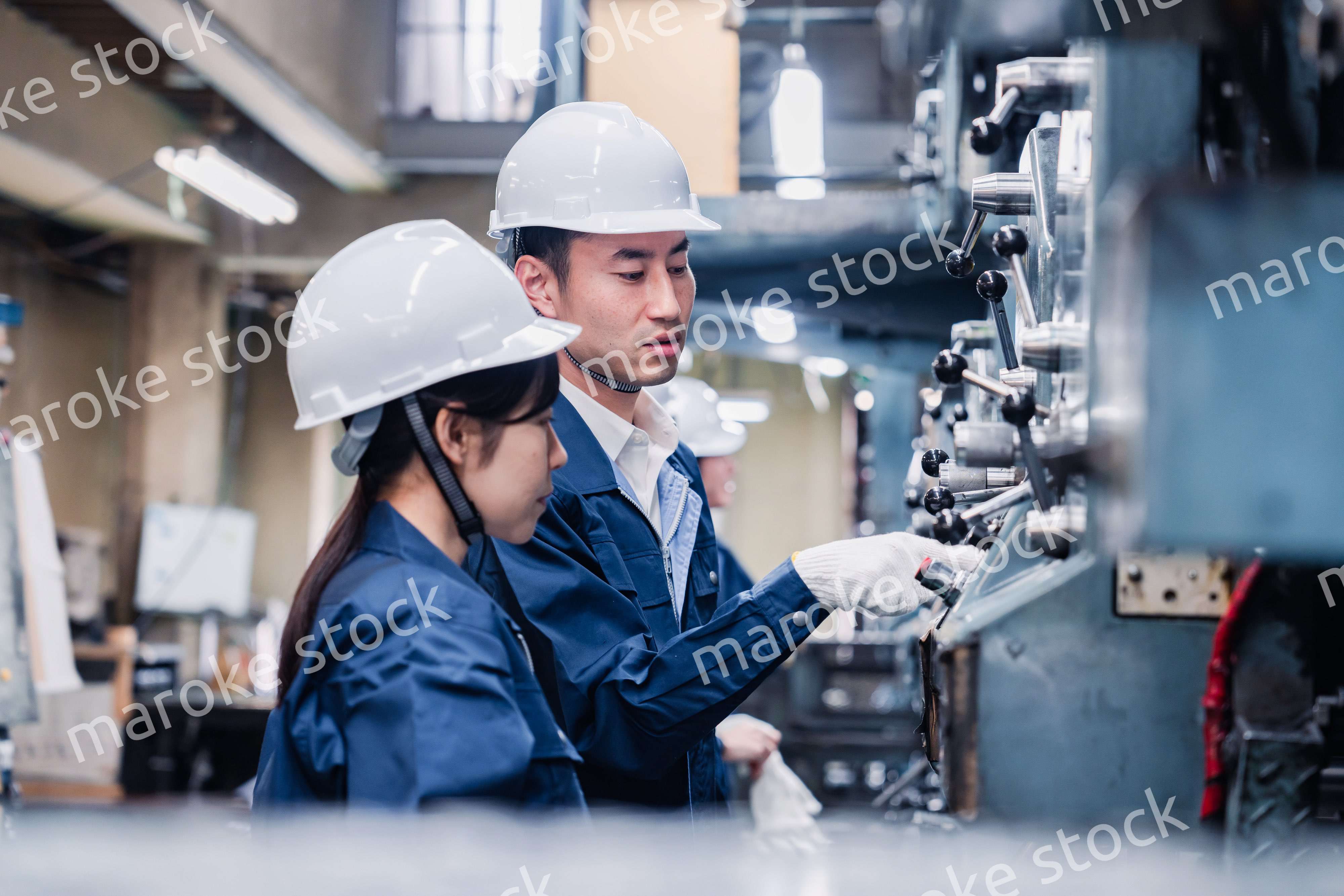 発電所で働くスタッフ