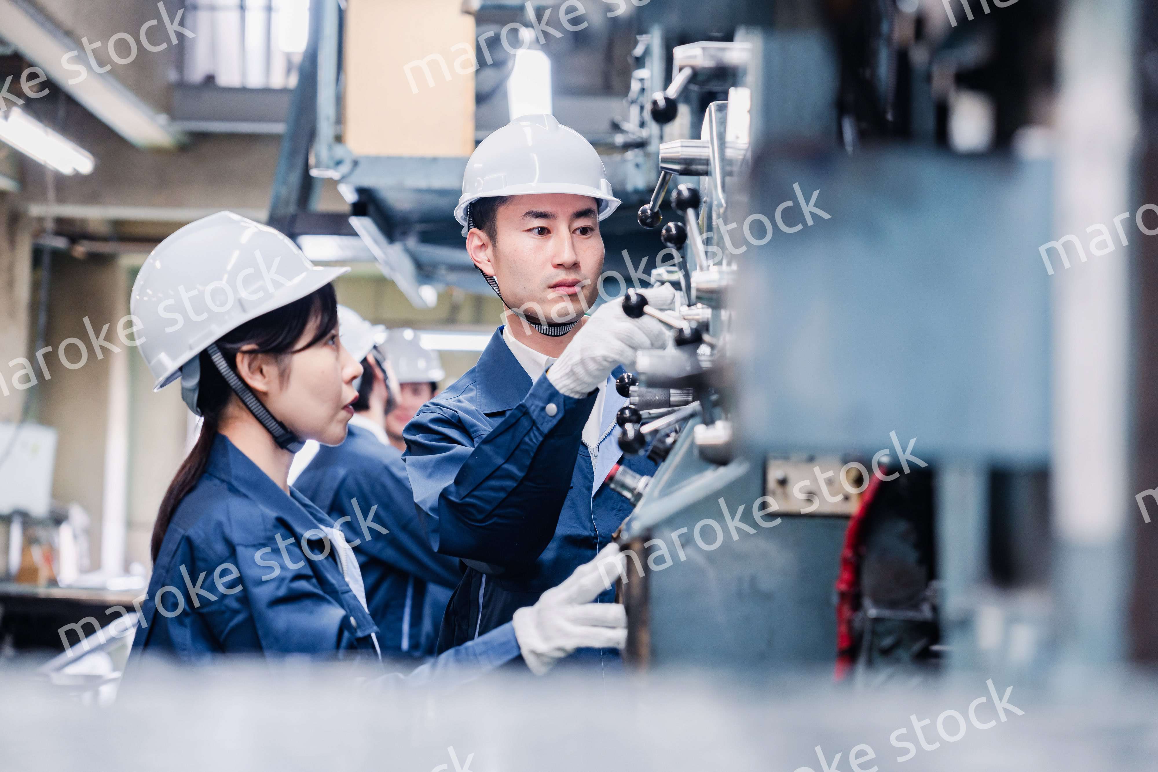 発電所で働くスタッフ