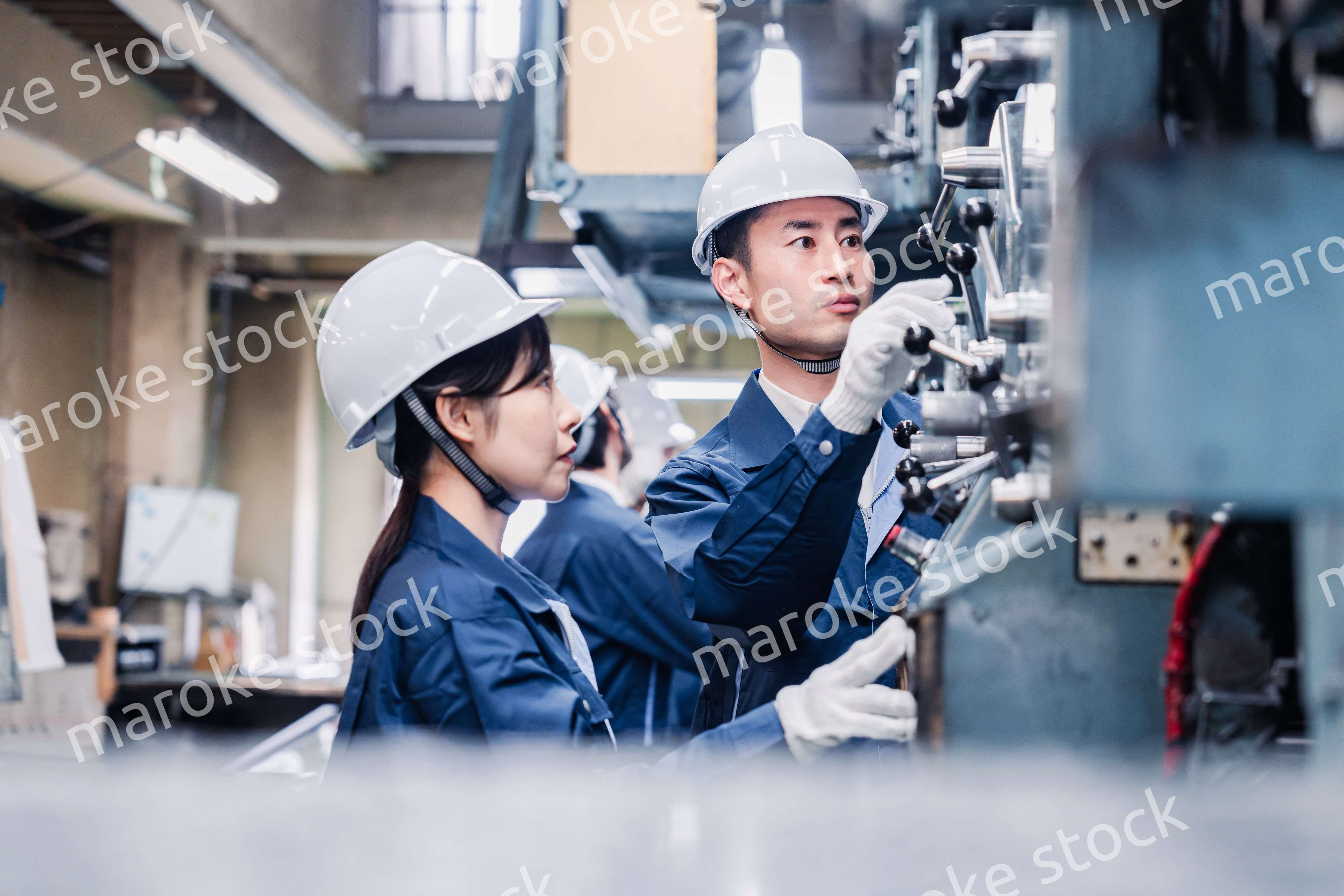 発電所で働くスタッフ