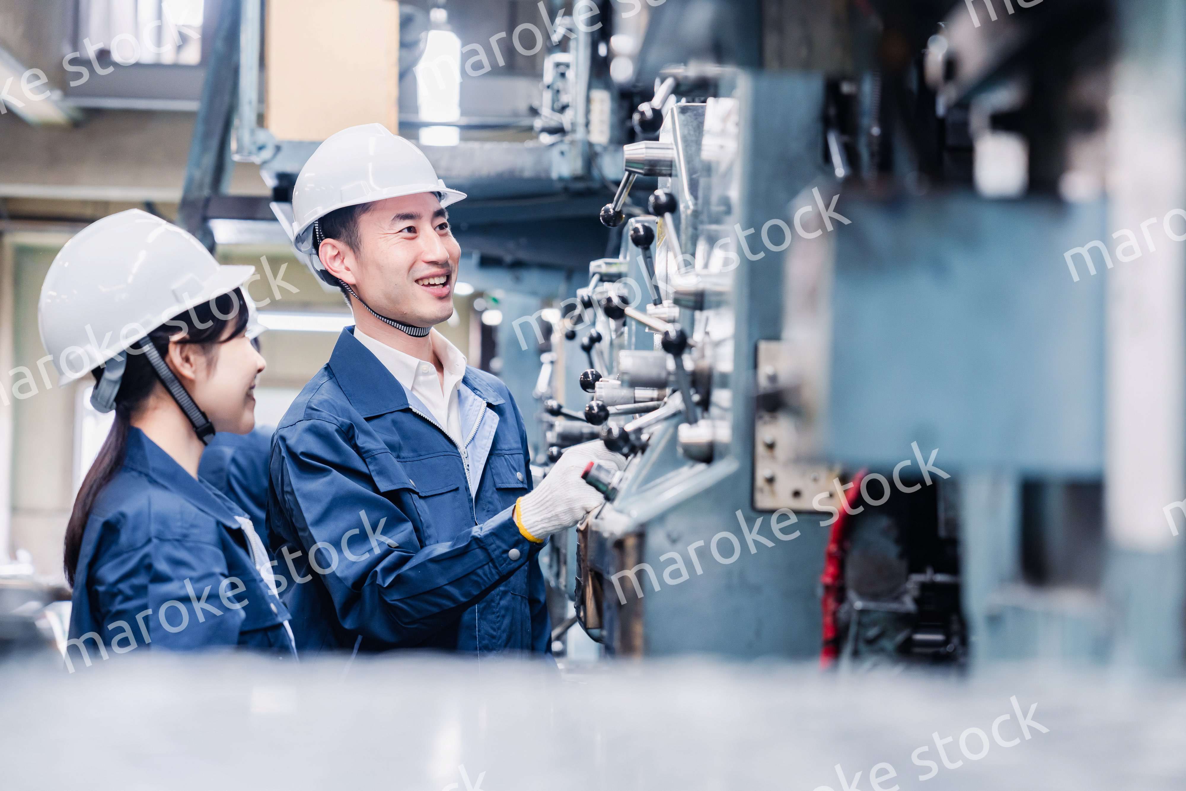 発電所で働くスタッフ