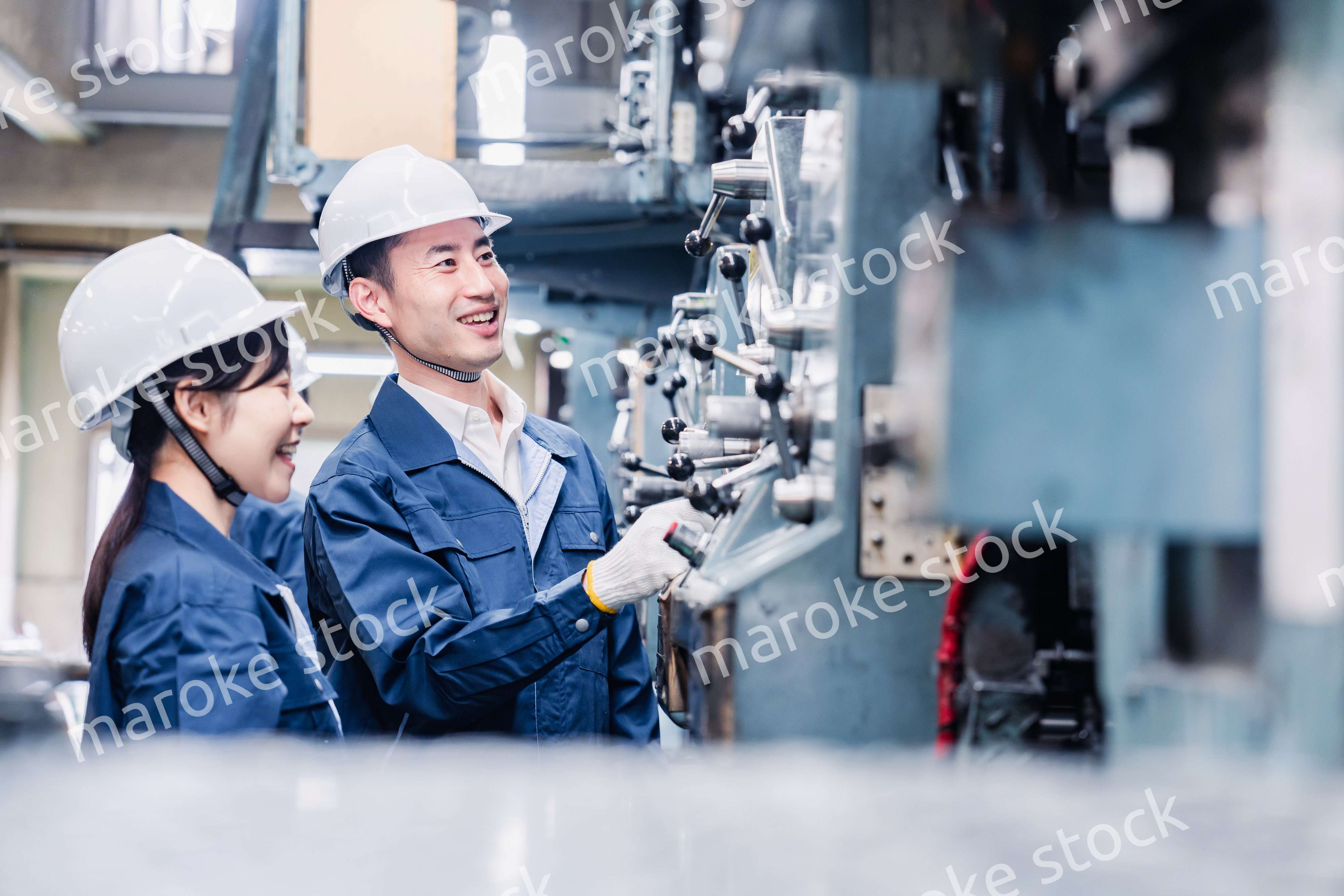 発電所で働くスタッフ