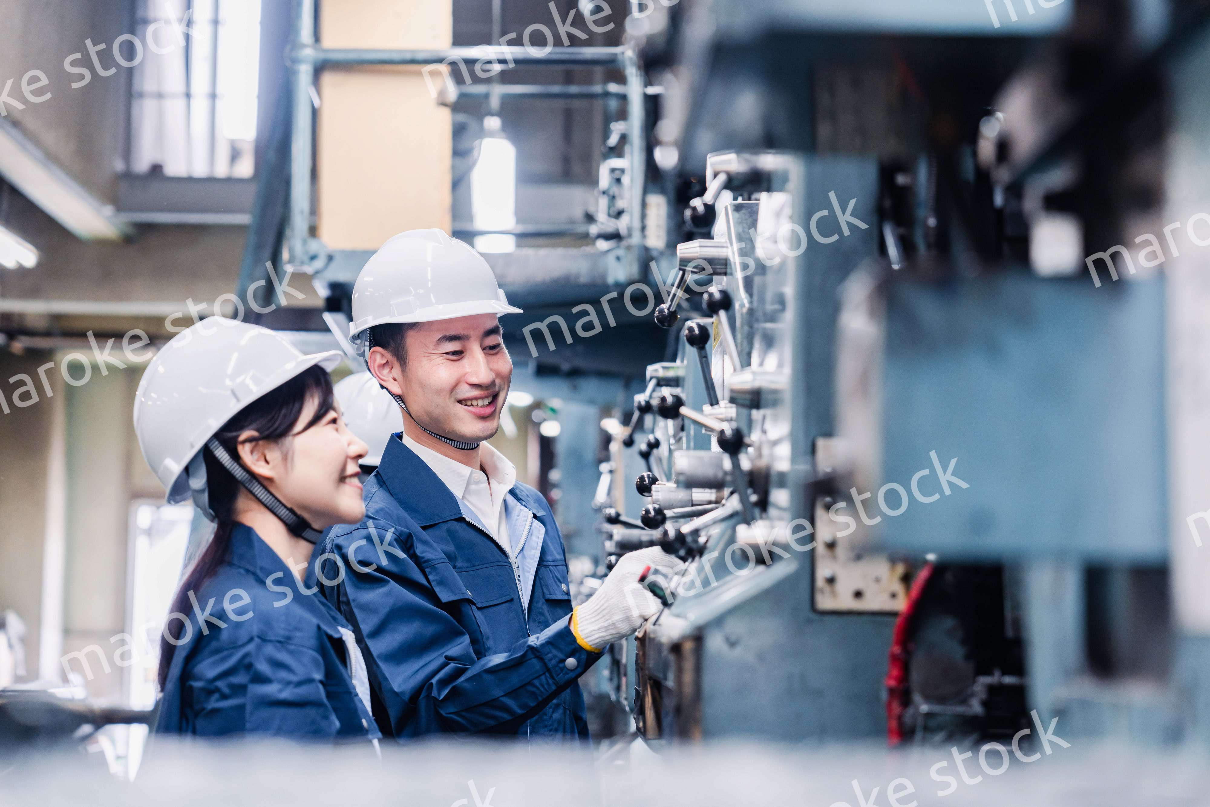 発電所で働くスタッフ