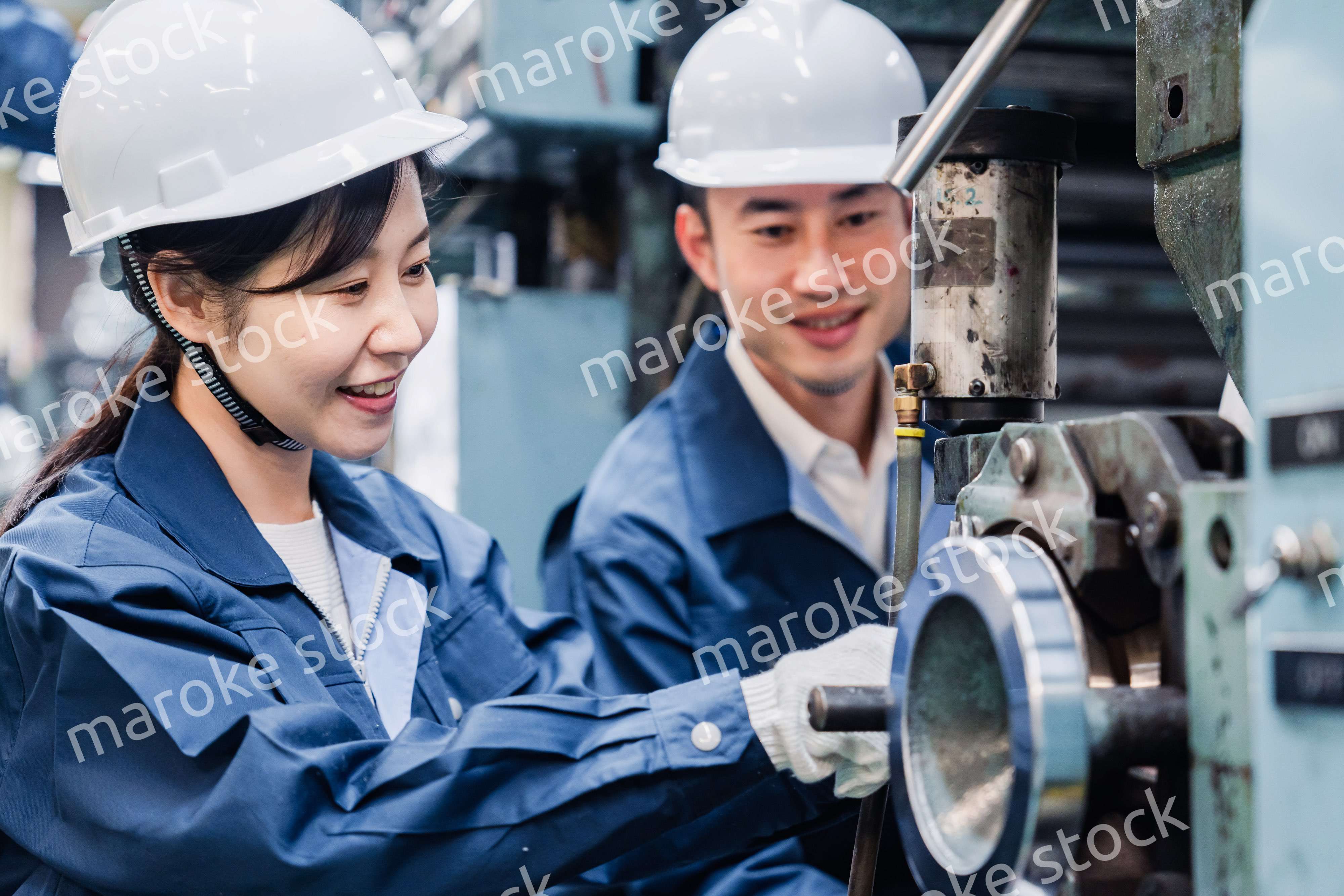 工場で働く外国人技能実習生