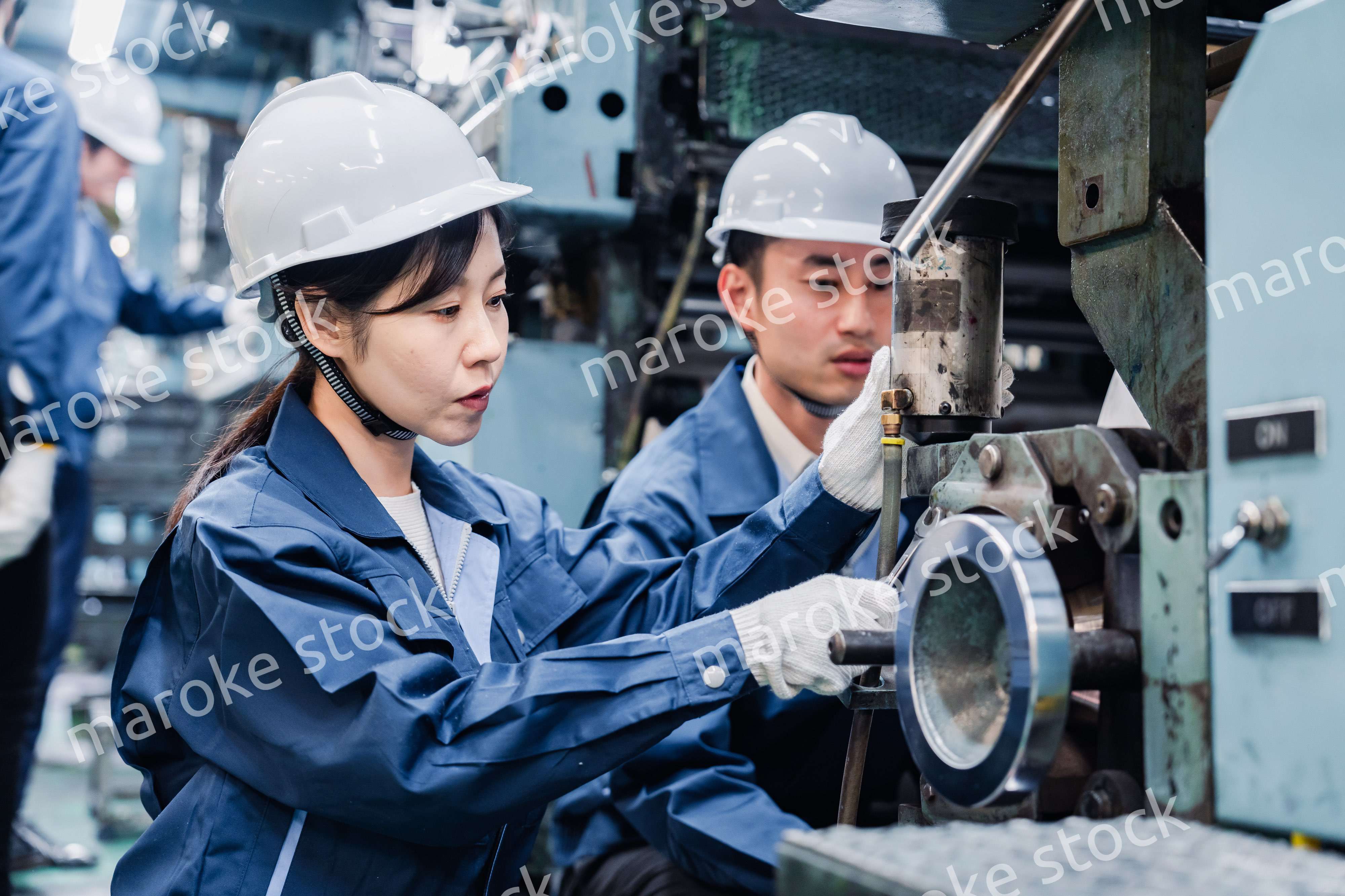 工場で働く外国人技能実習生