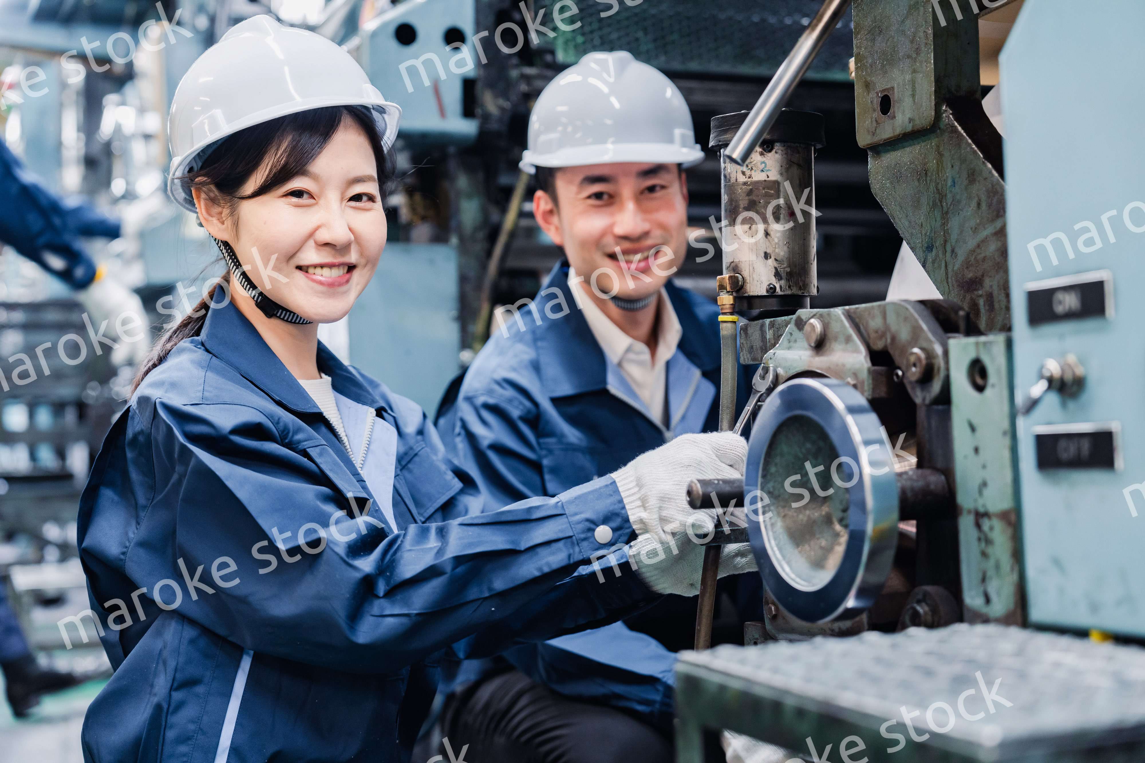 工場で働く外国人技能実習生