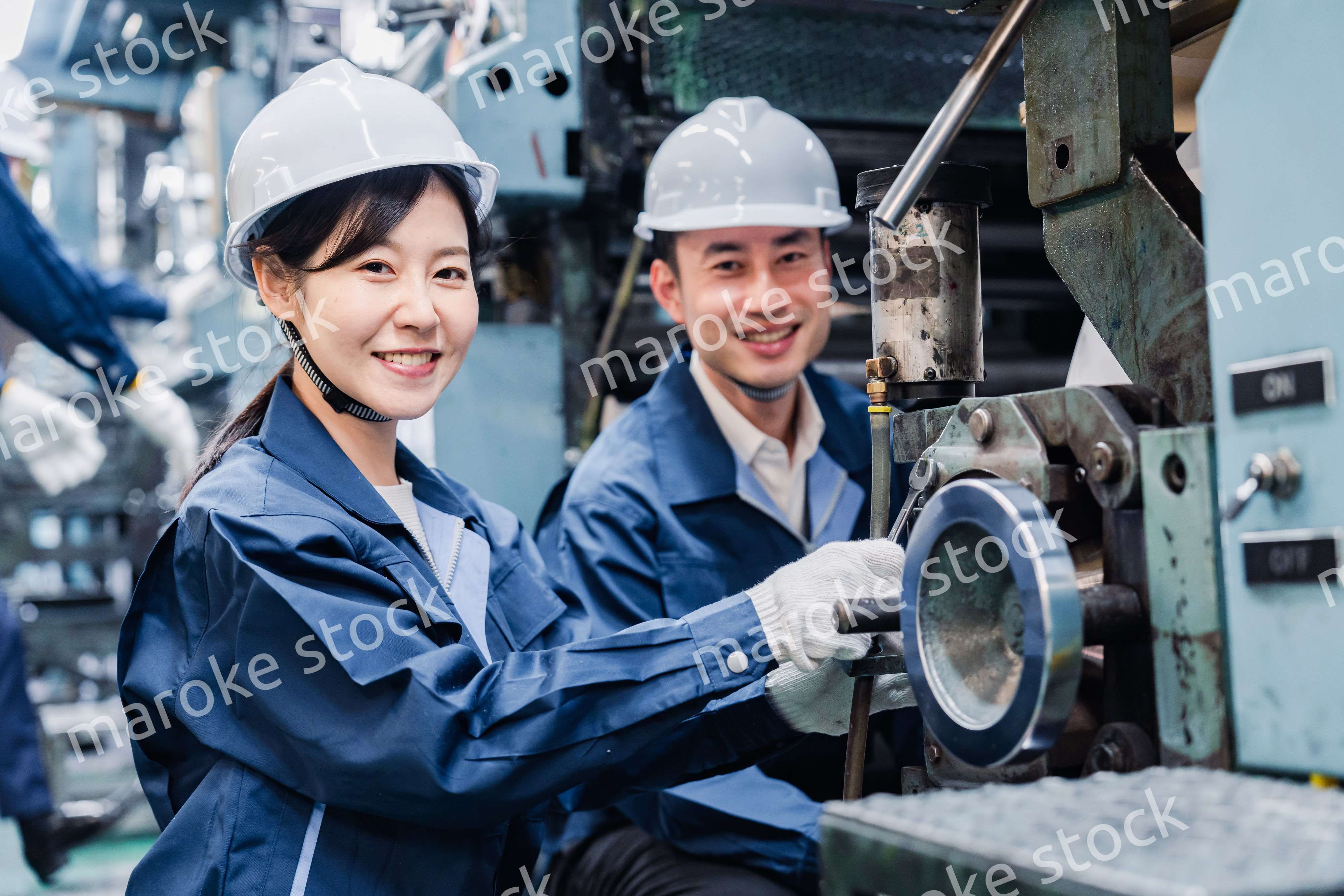 工場で働く外国人技能実習生