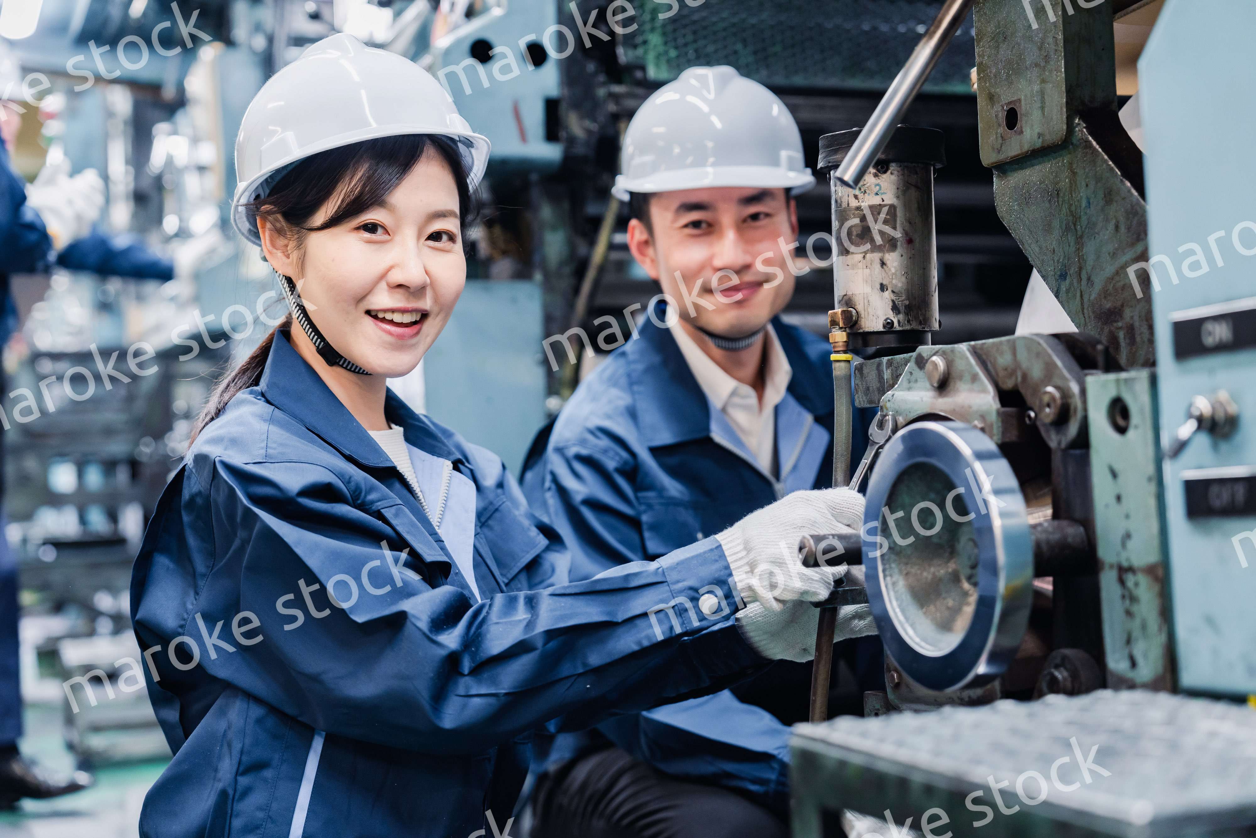 工場で働く外国人技能実習生