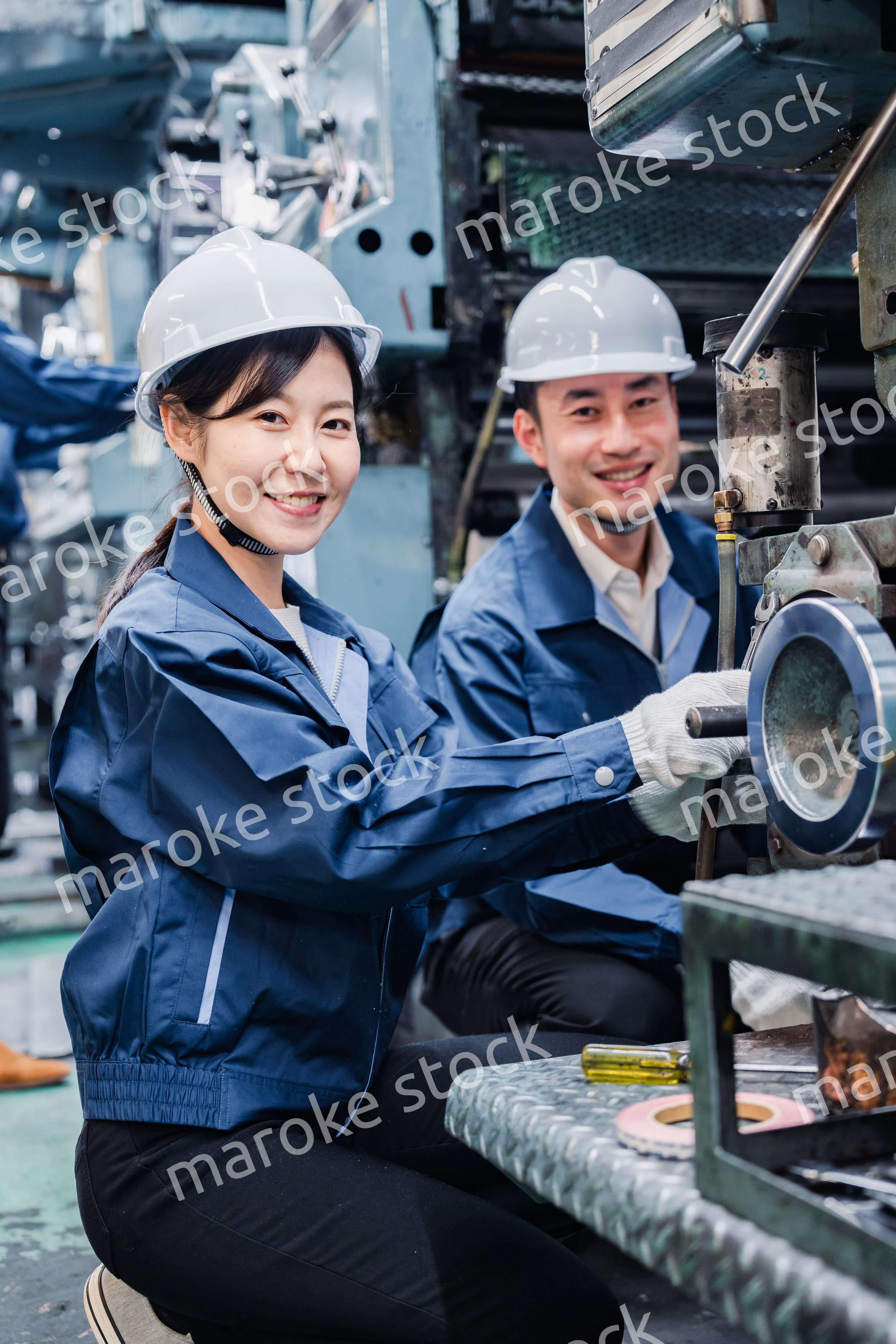 工場で働く外国人技能実習生