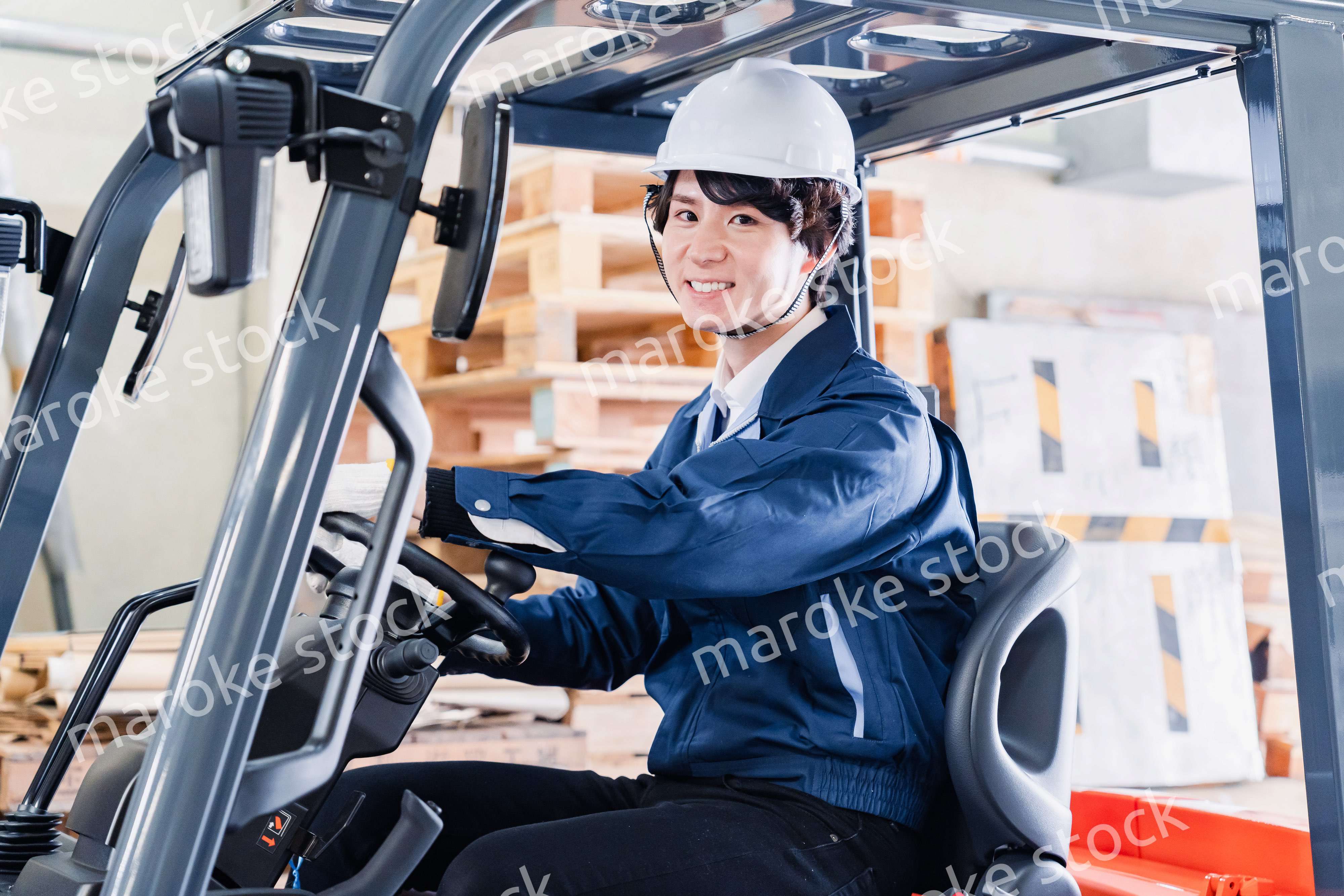 現場でフォークリフトを運転する男性作業員