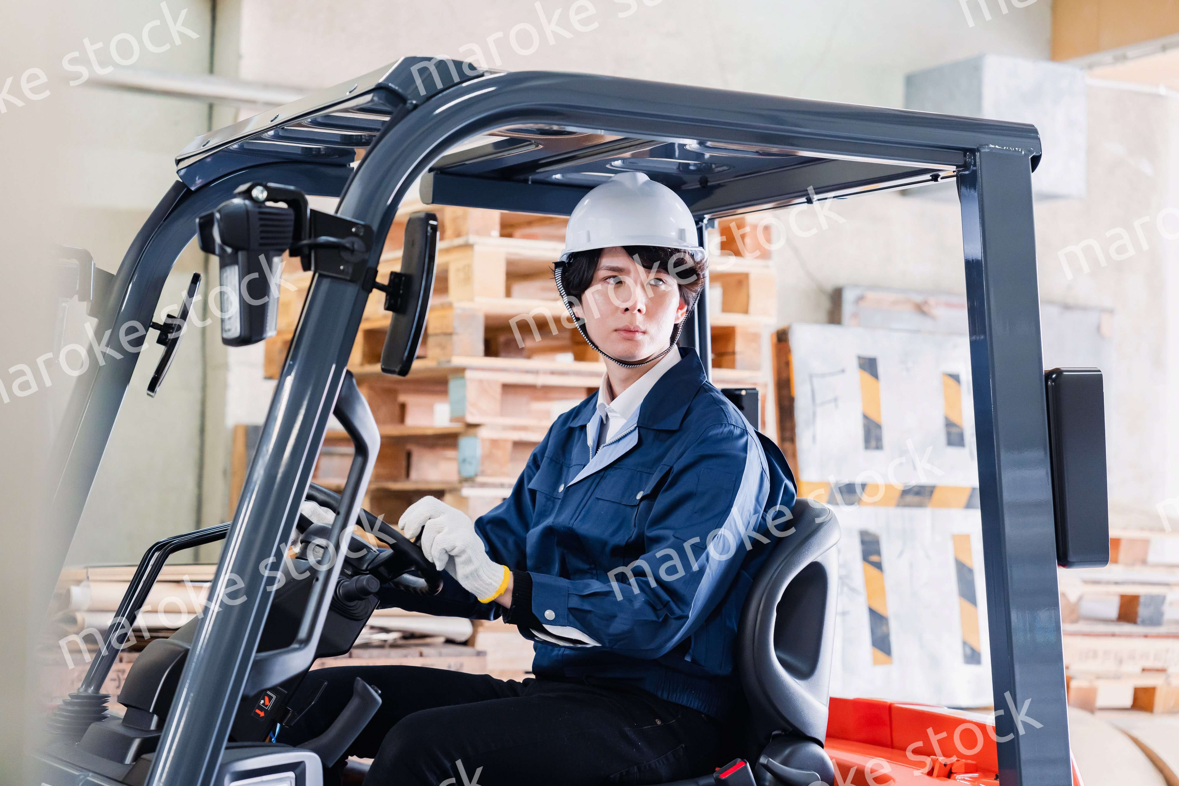 現場でフォークリフトを運転する男性作業員