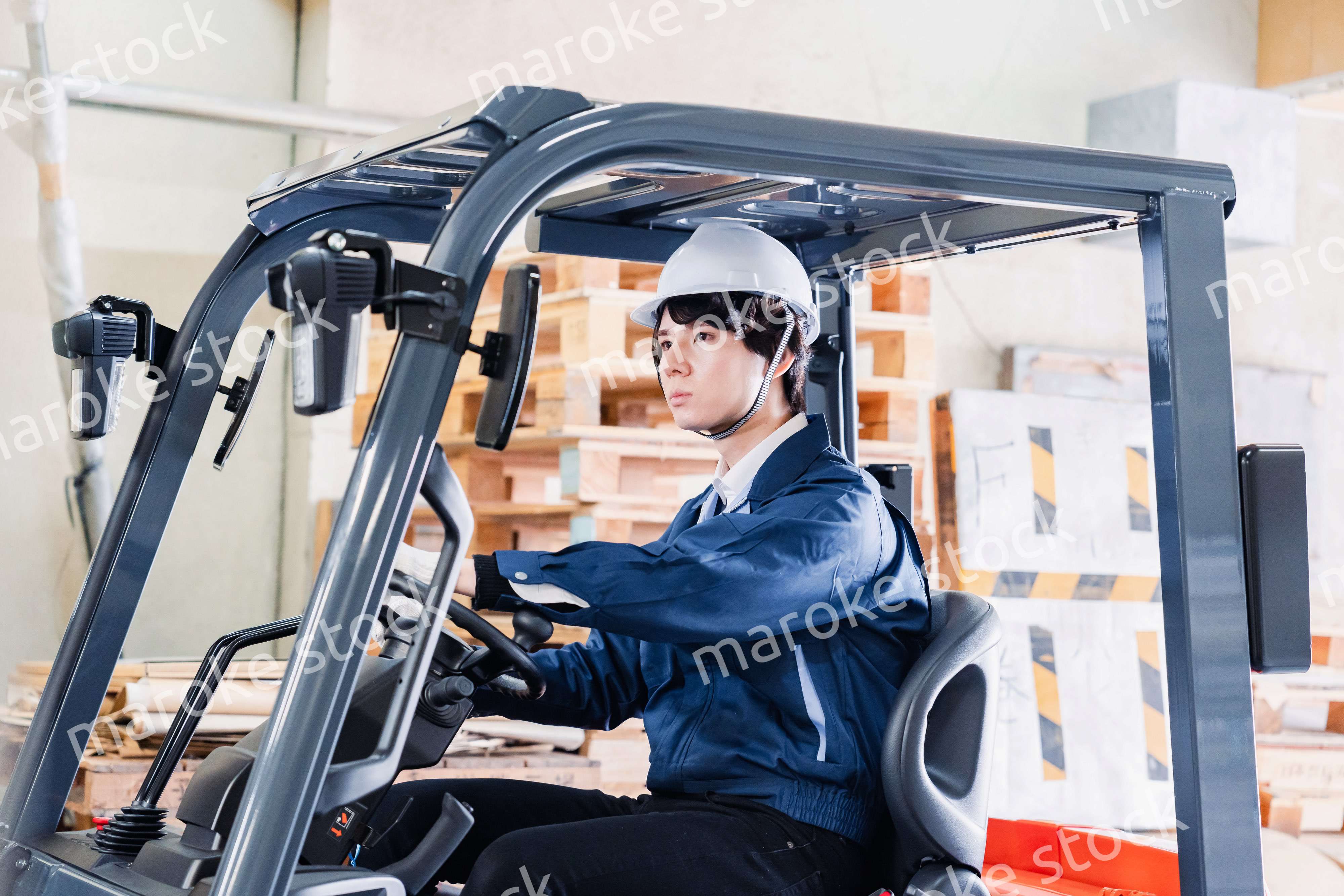 現場でフォークリフトを運転する男性作業員