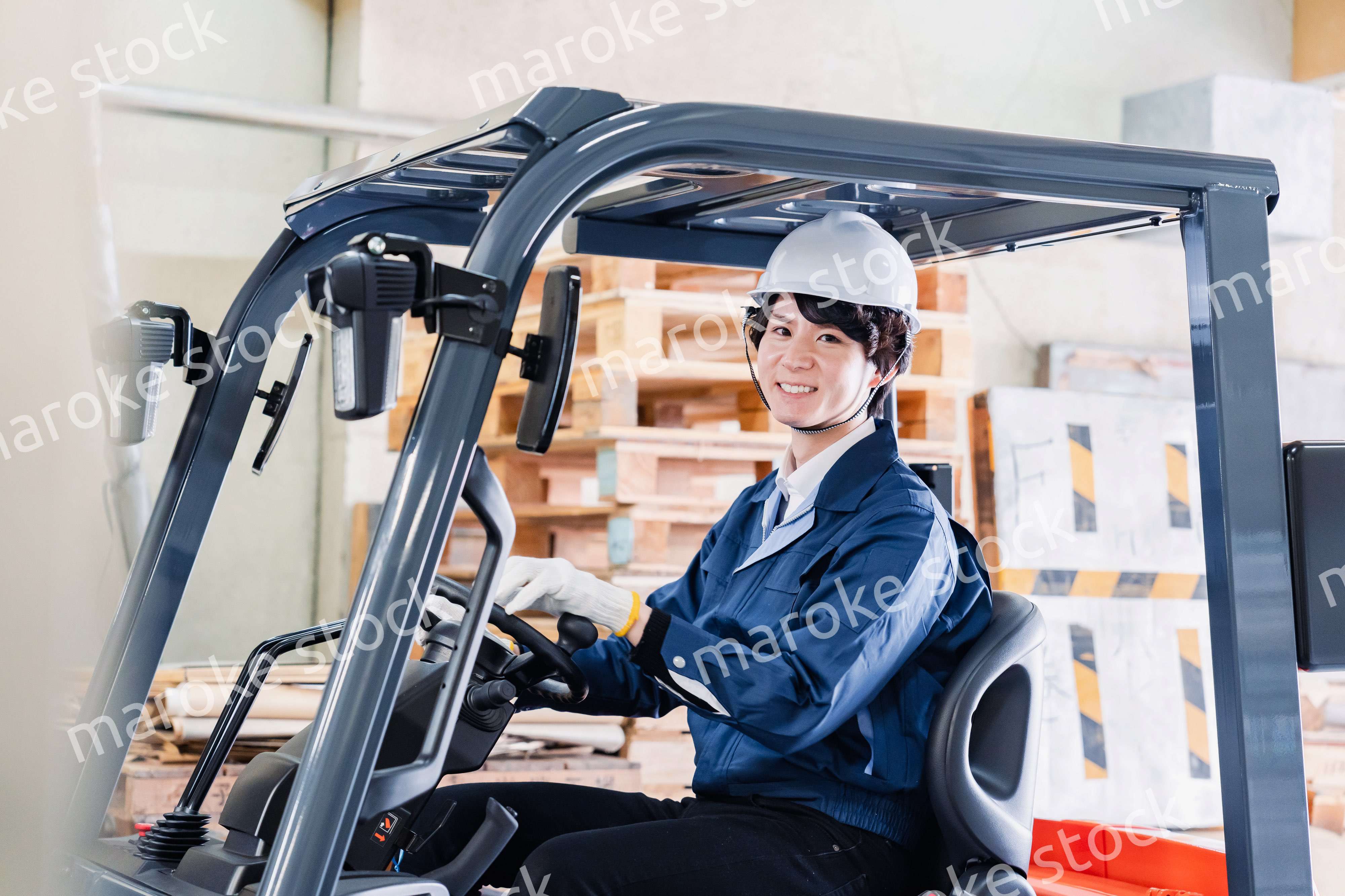 現場でフォークリフトを運転する男性作業員