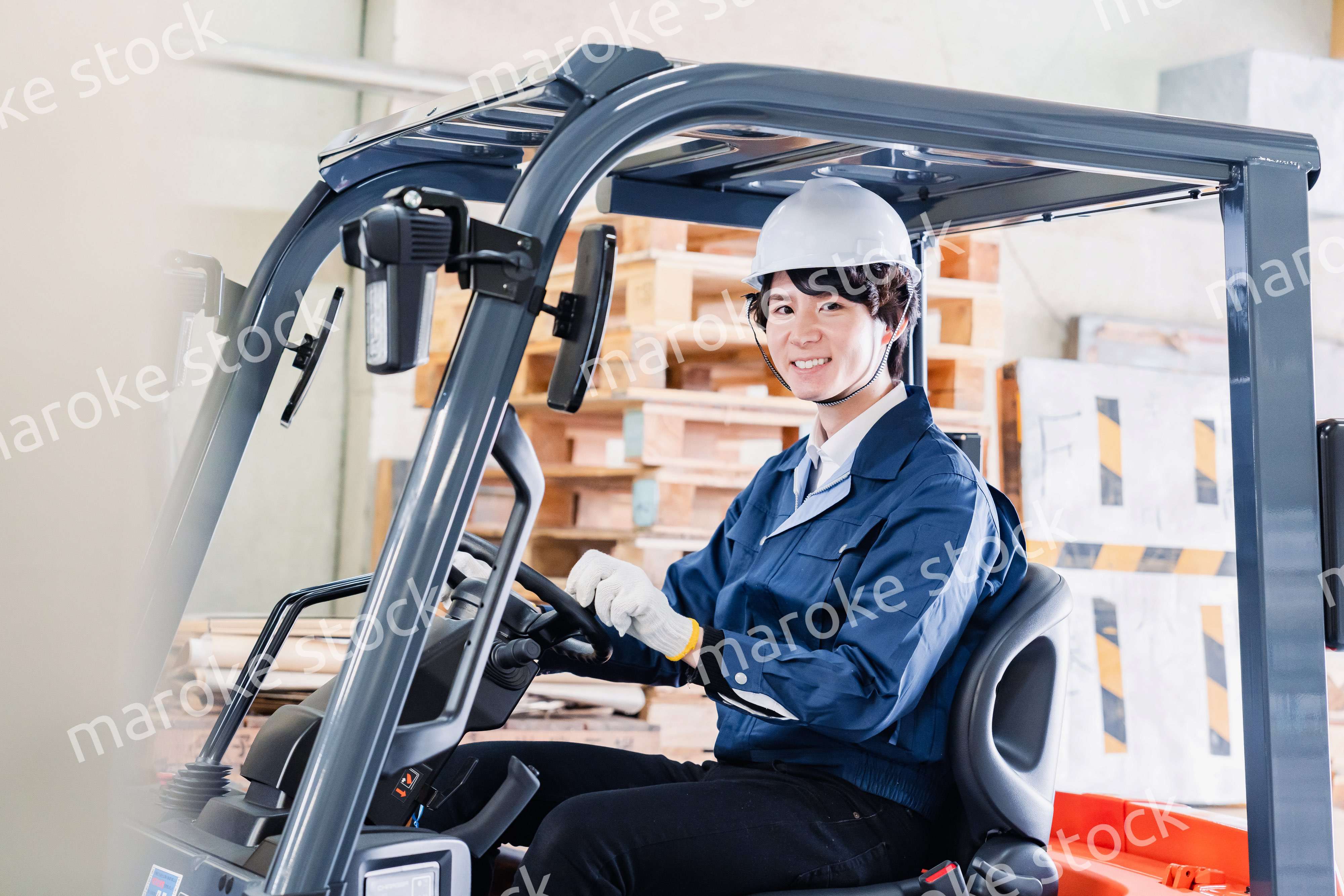 現場でフォークリフトを運転する男性作業員