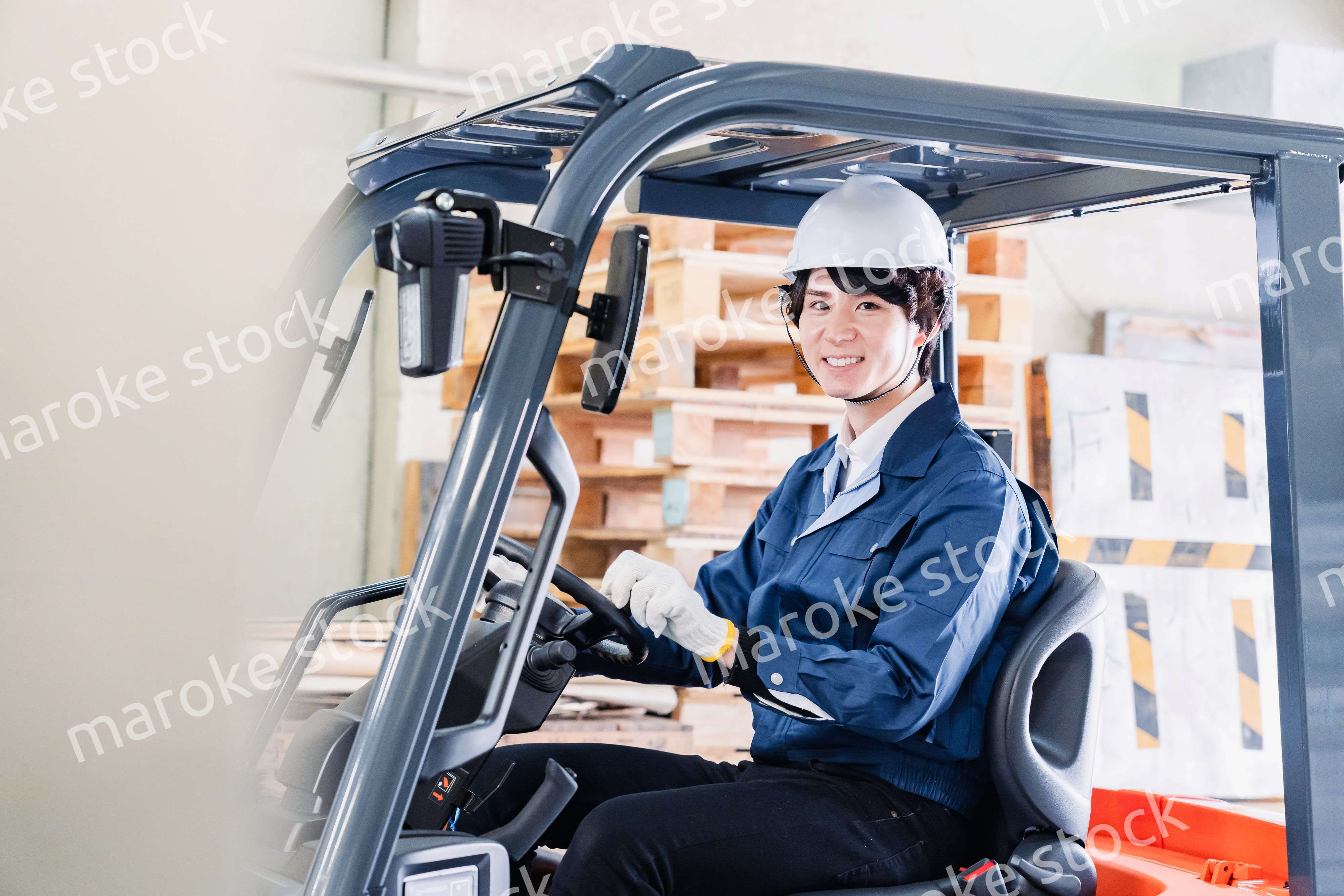 現場でフォークリフトを運転する男性作業員