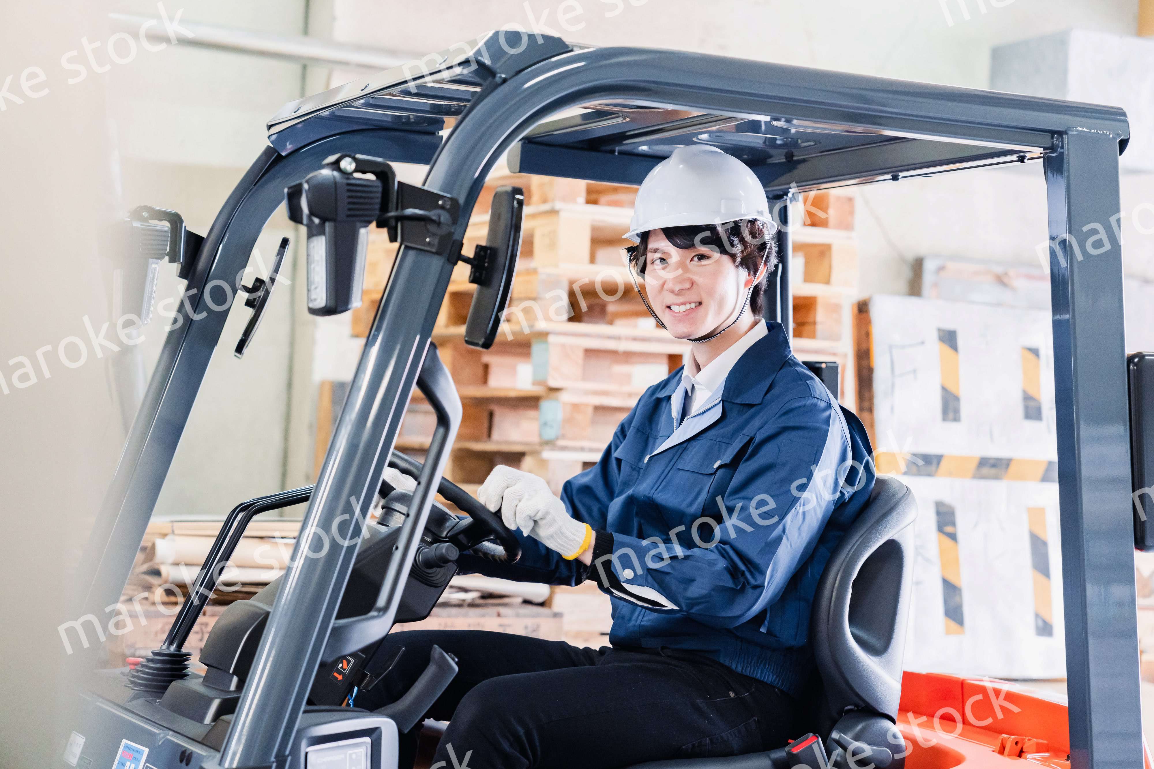 現場でフォークリフトを運転する男性作業員