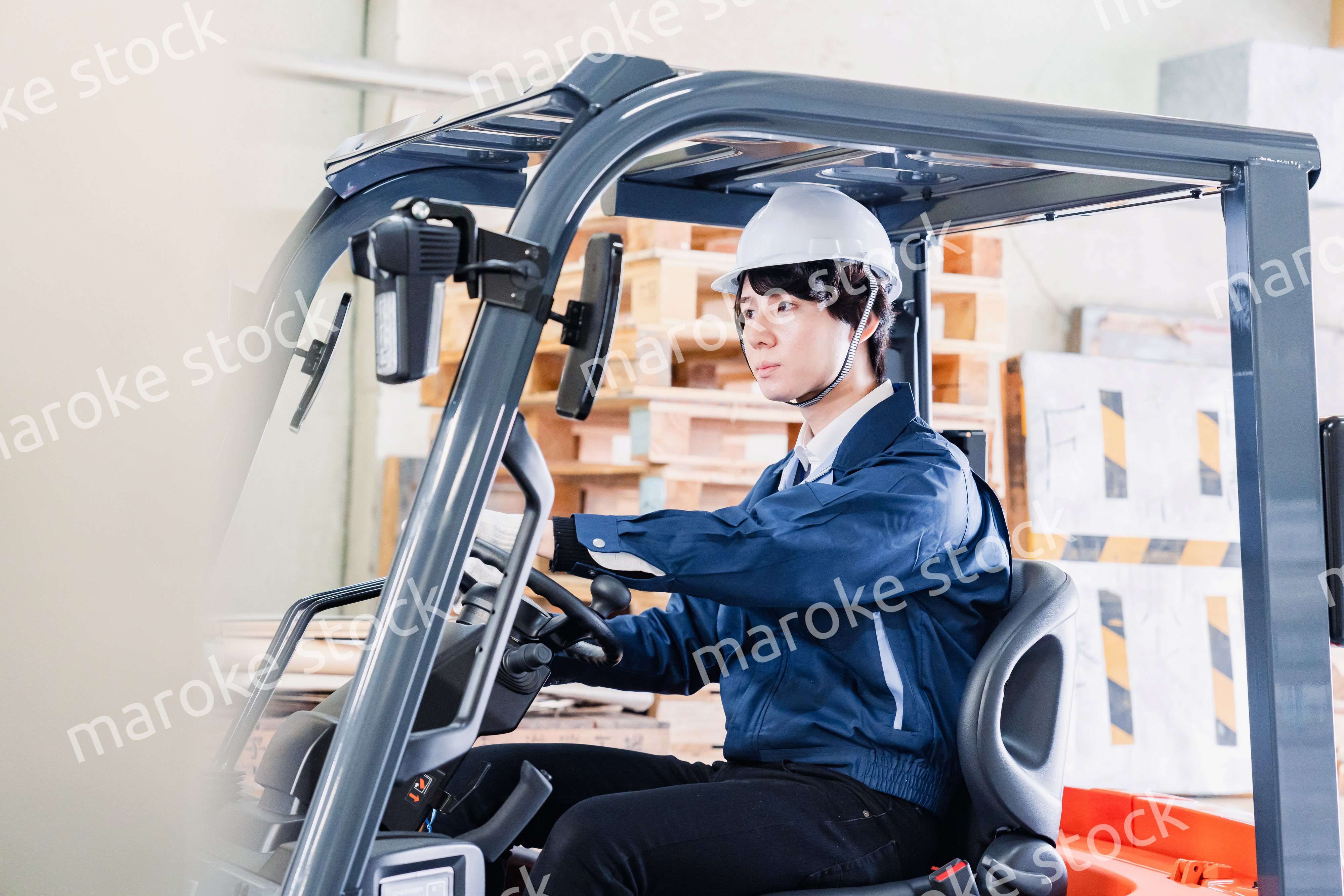 現場でフォークリフトを運転する男性作業員