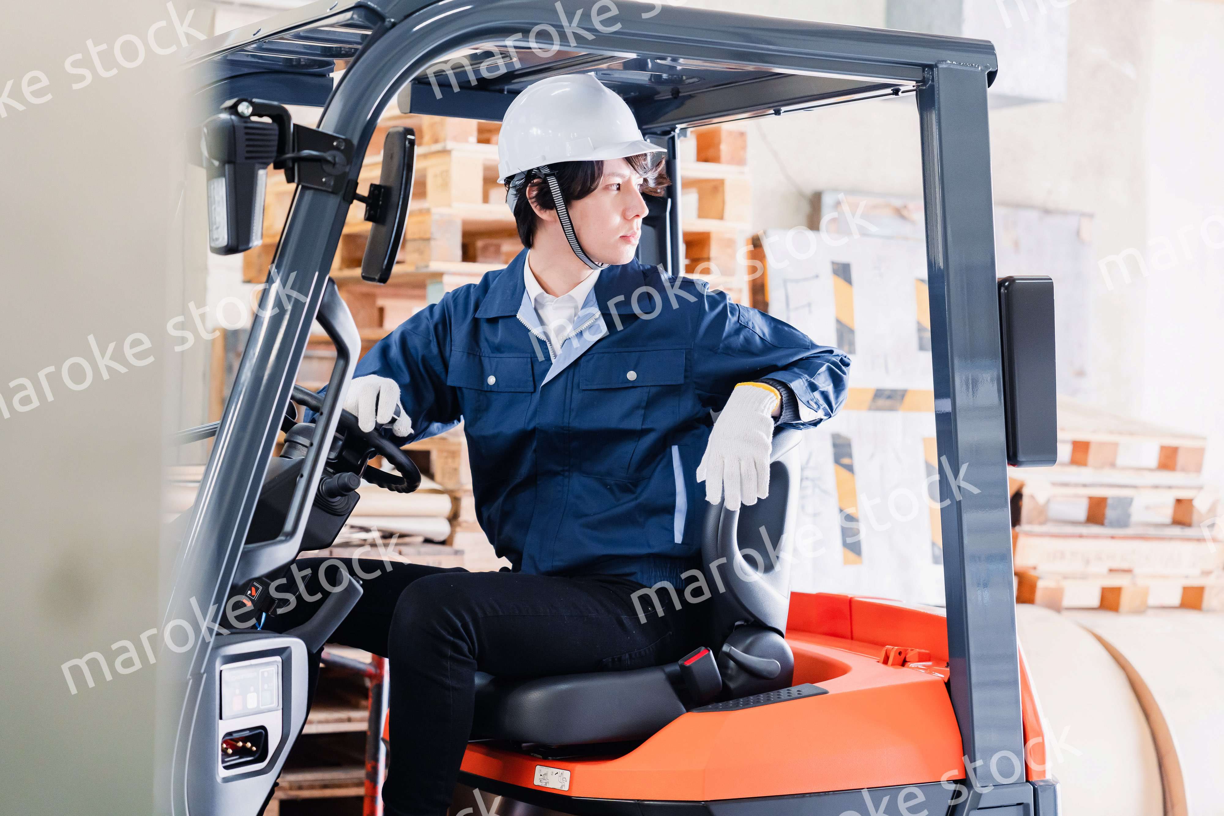 現場でフォークリフトを運転する男性作業員