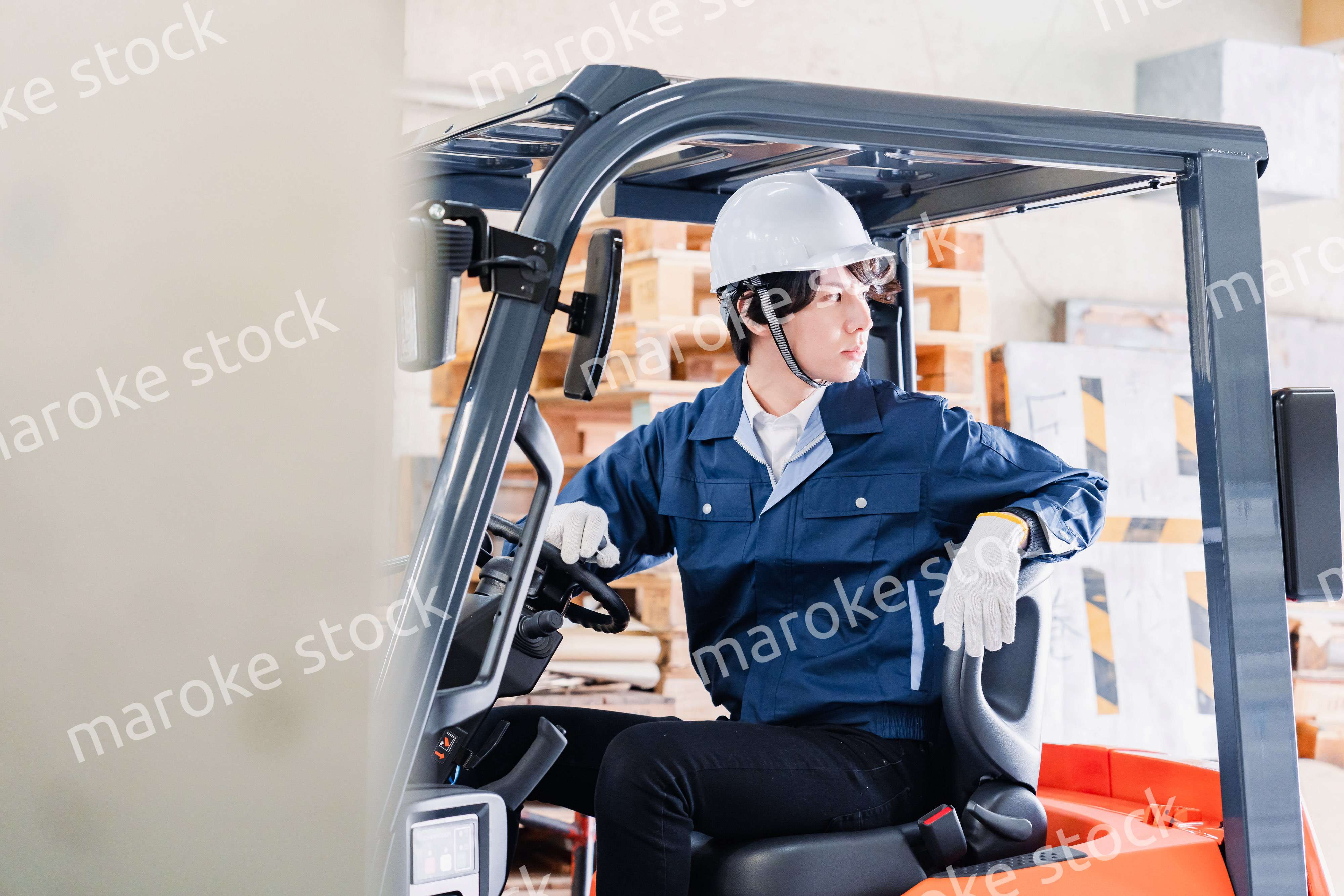 現場でフォークリフトを運転する男性作業員