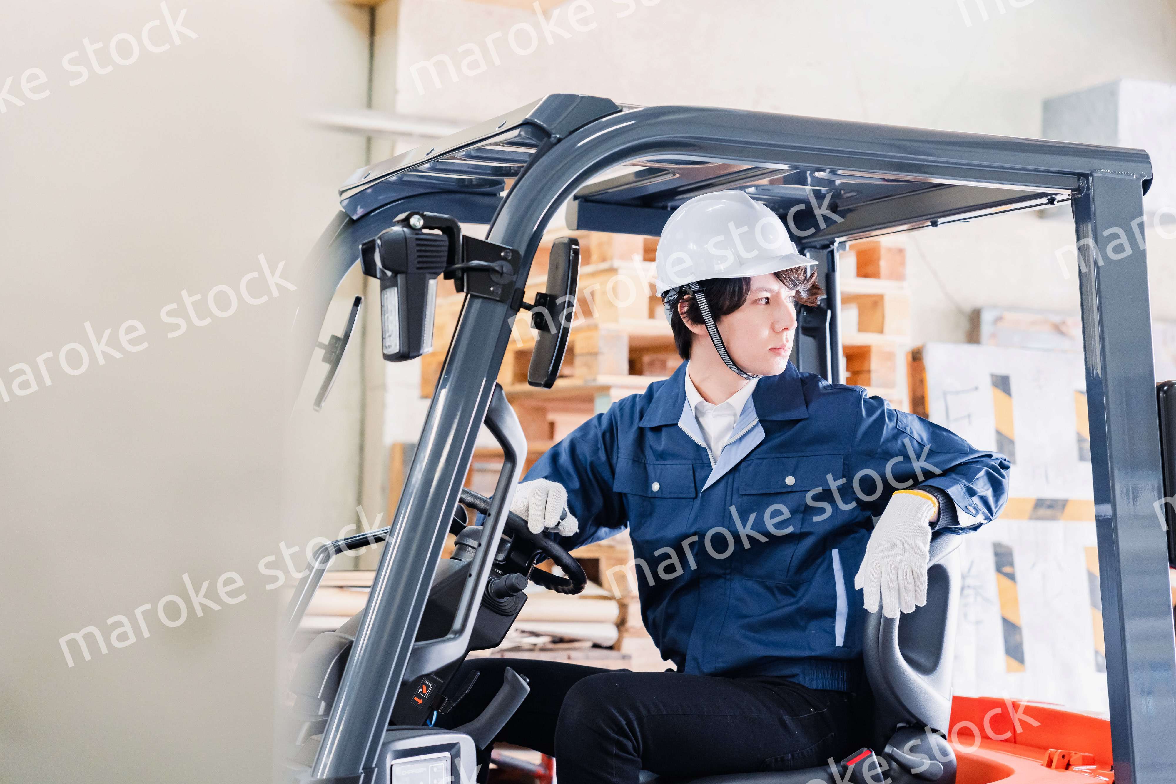 現場でフォークリフトを運転する男性作業員