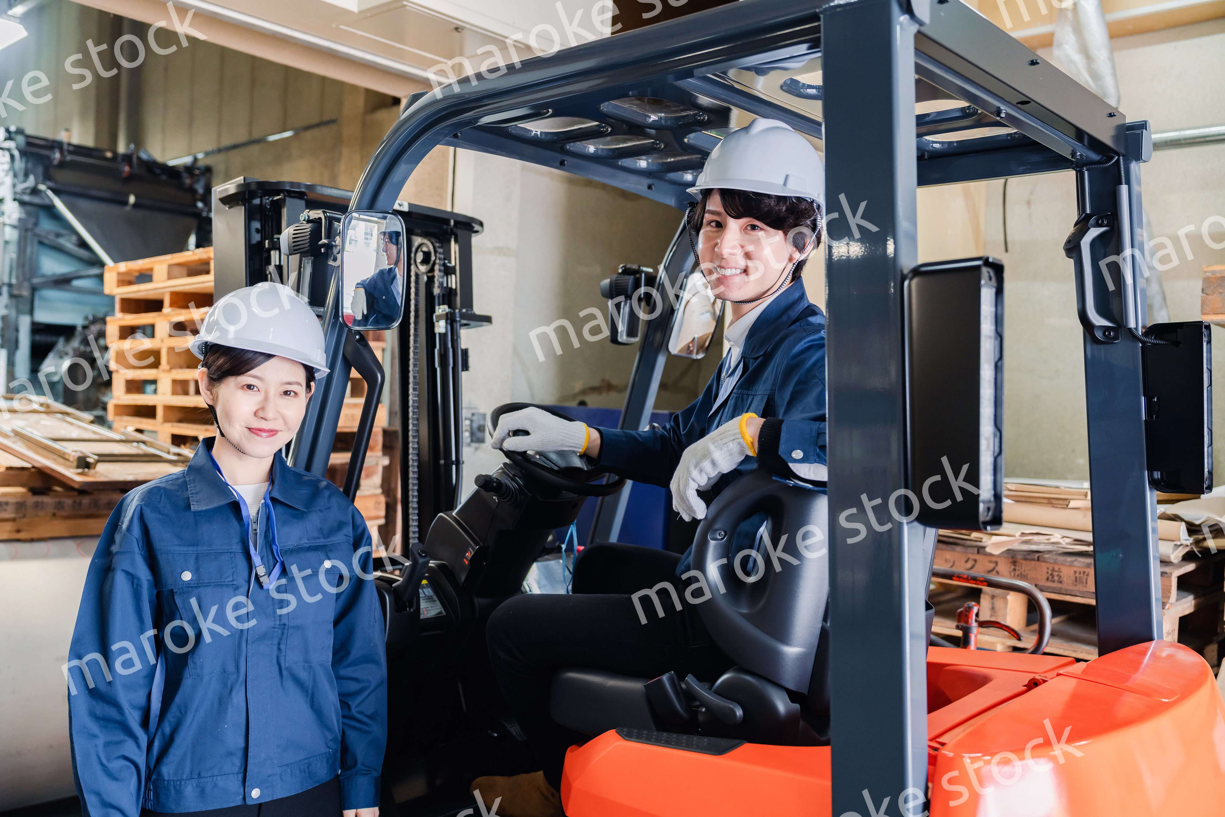 物流センターでパレットを扱うスタッフ