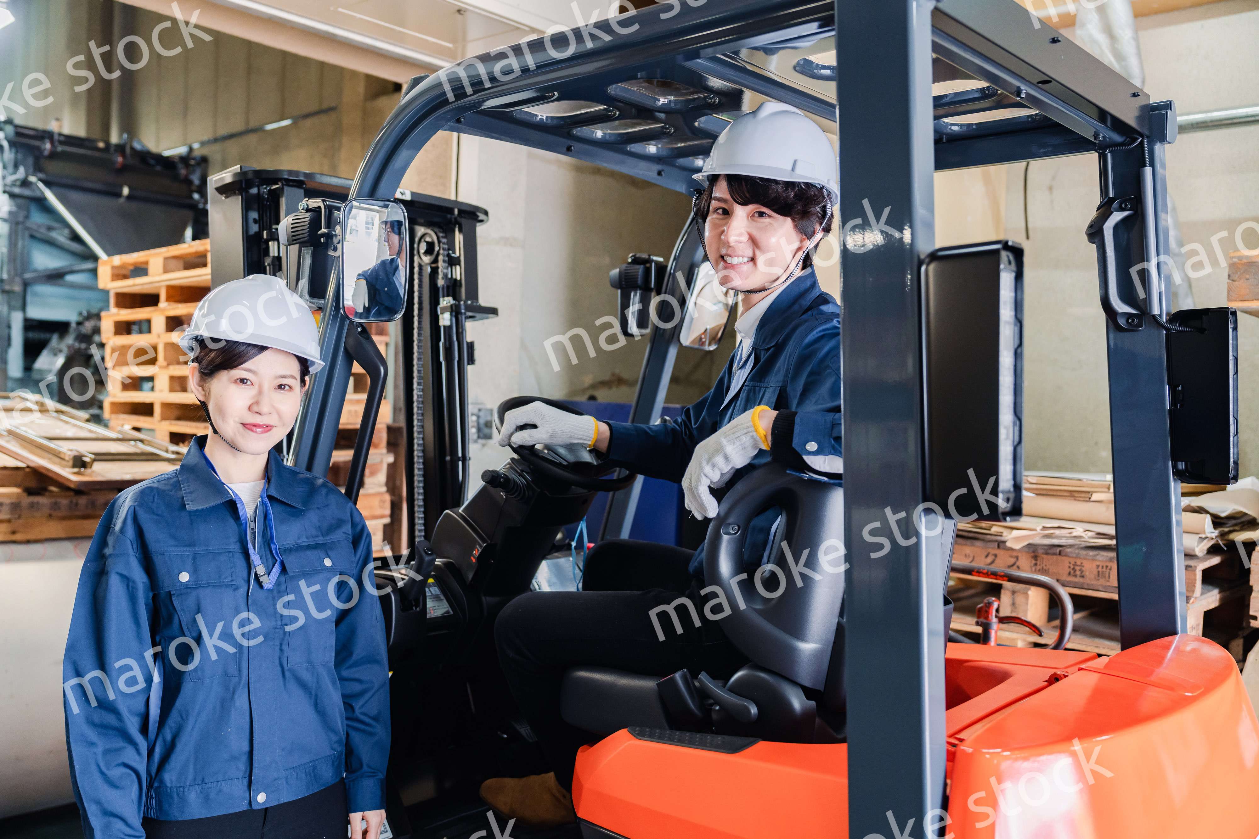 物流センターでパレットを扱うスタッフ