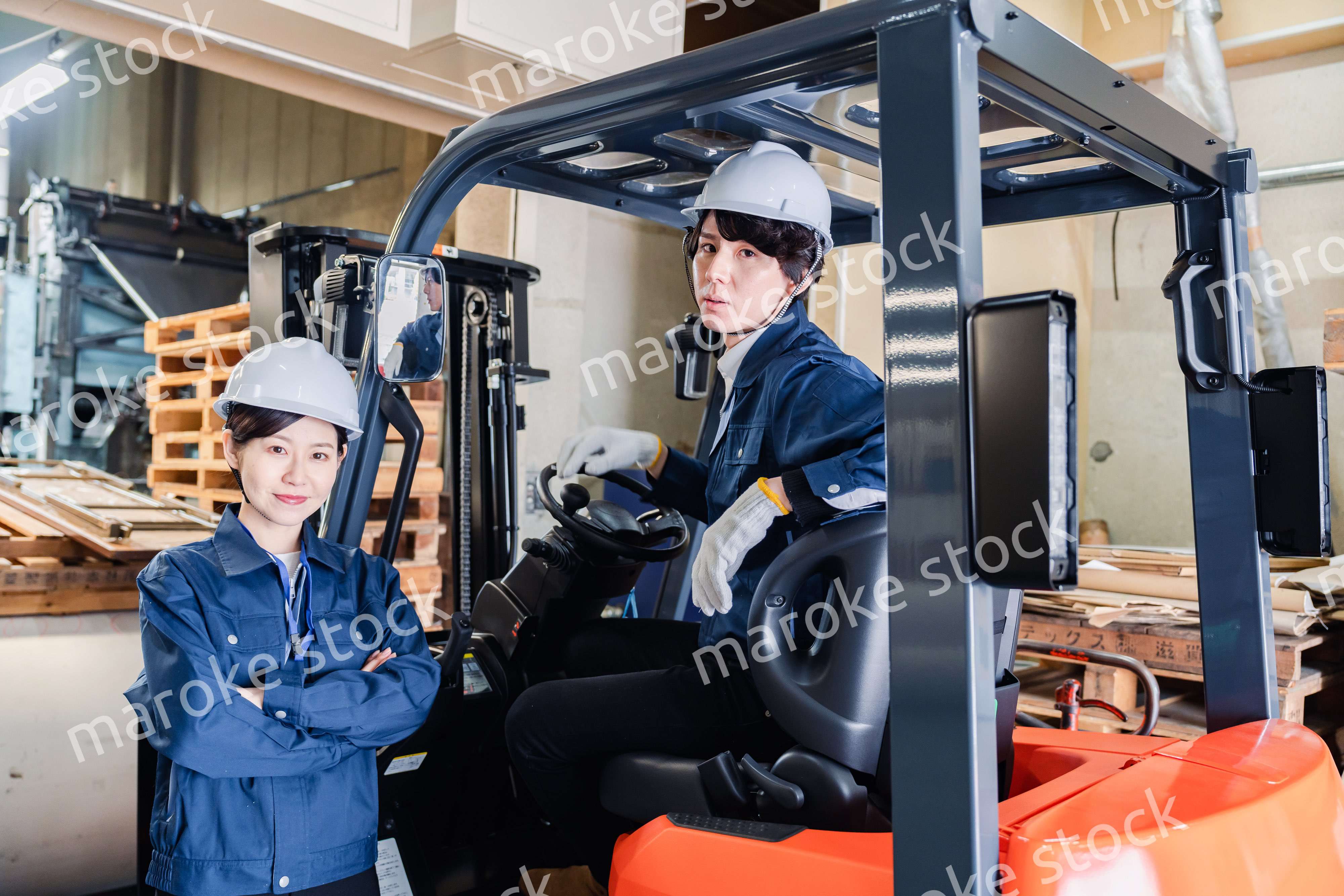 物流センターでパレットを扱うスタッフ