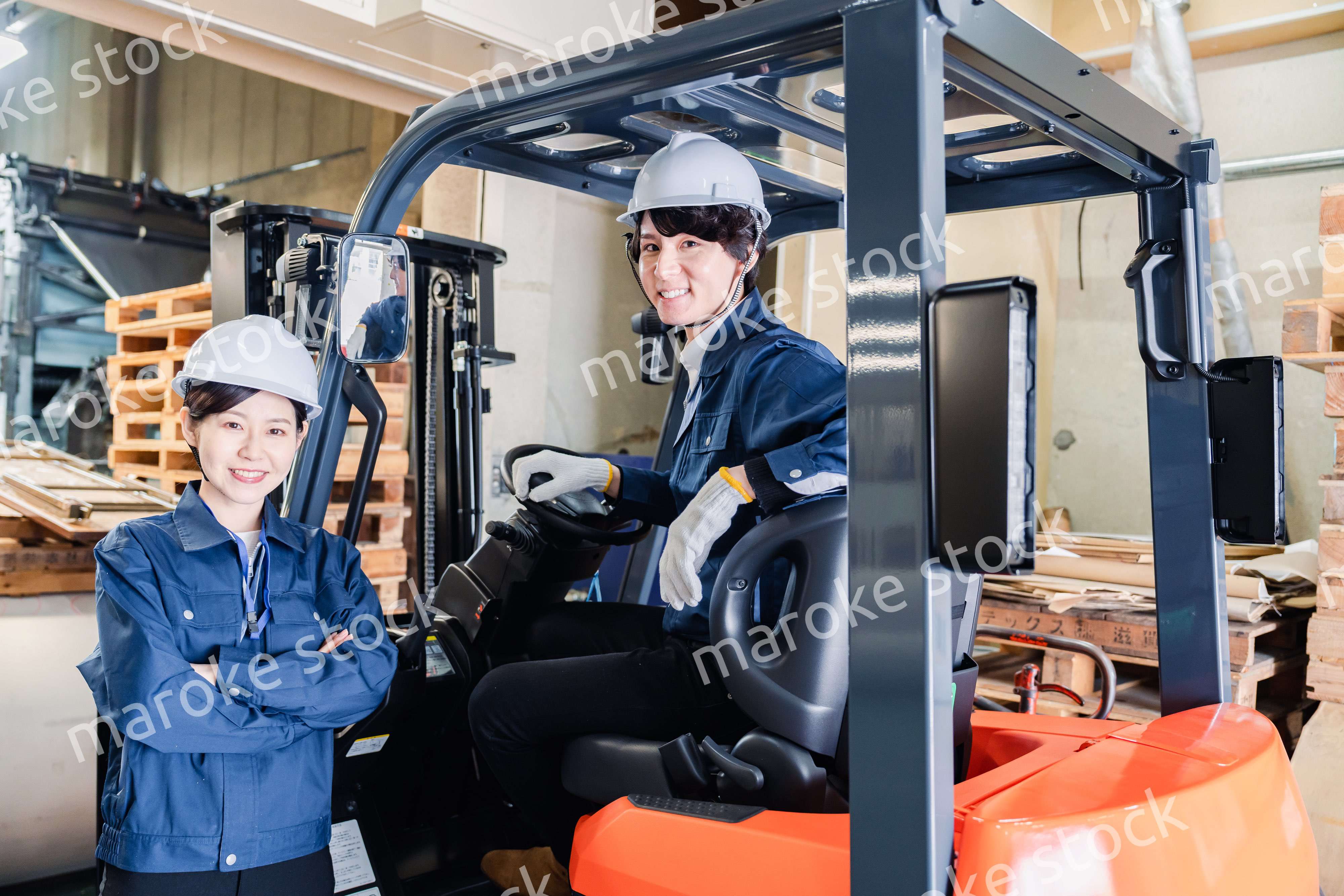 物流センターでパレットを扱うスタッフ