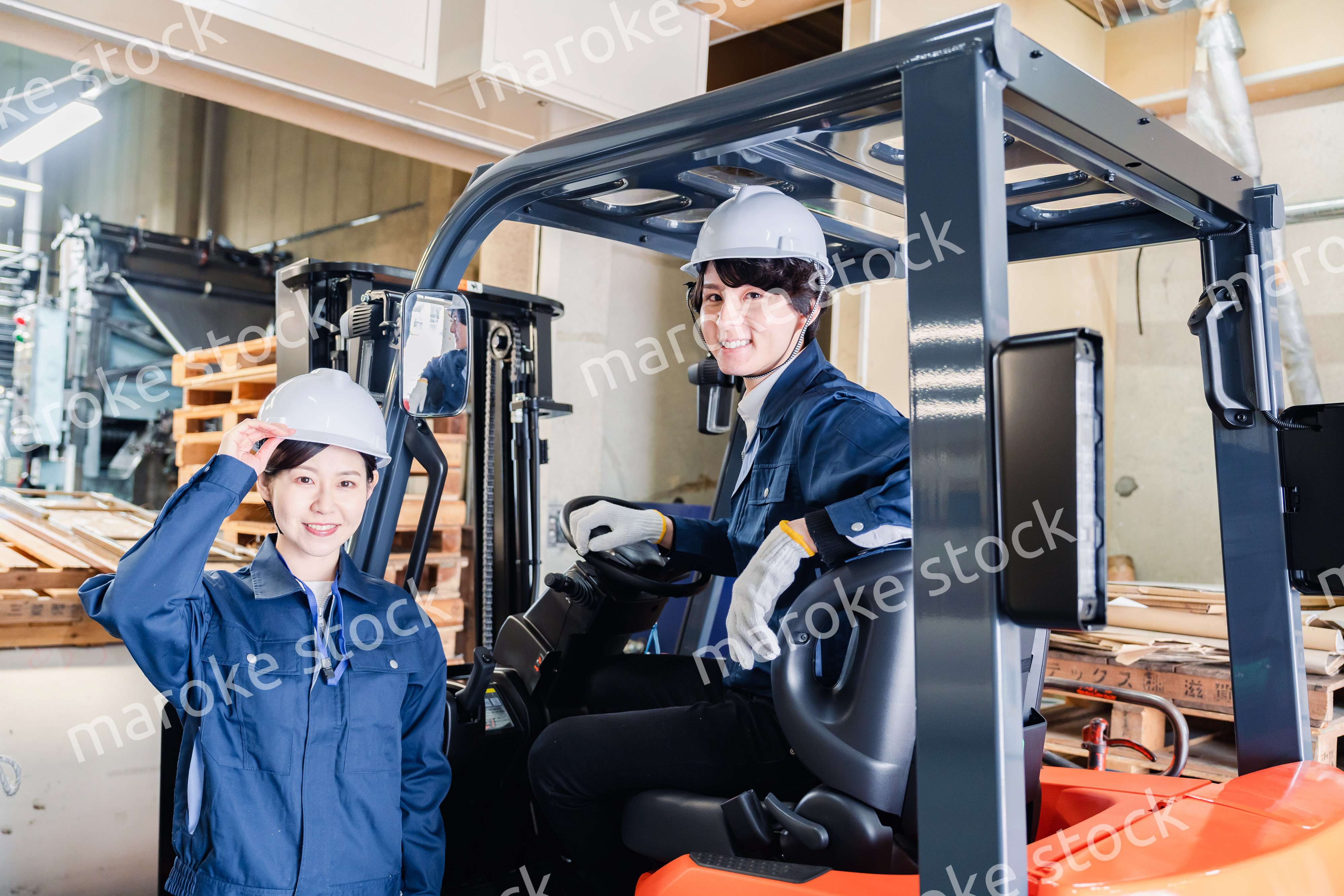 物流センターでパレットを扱うスタッフ