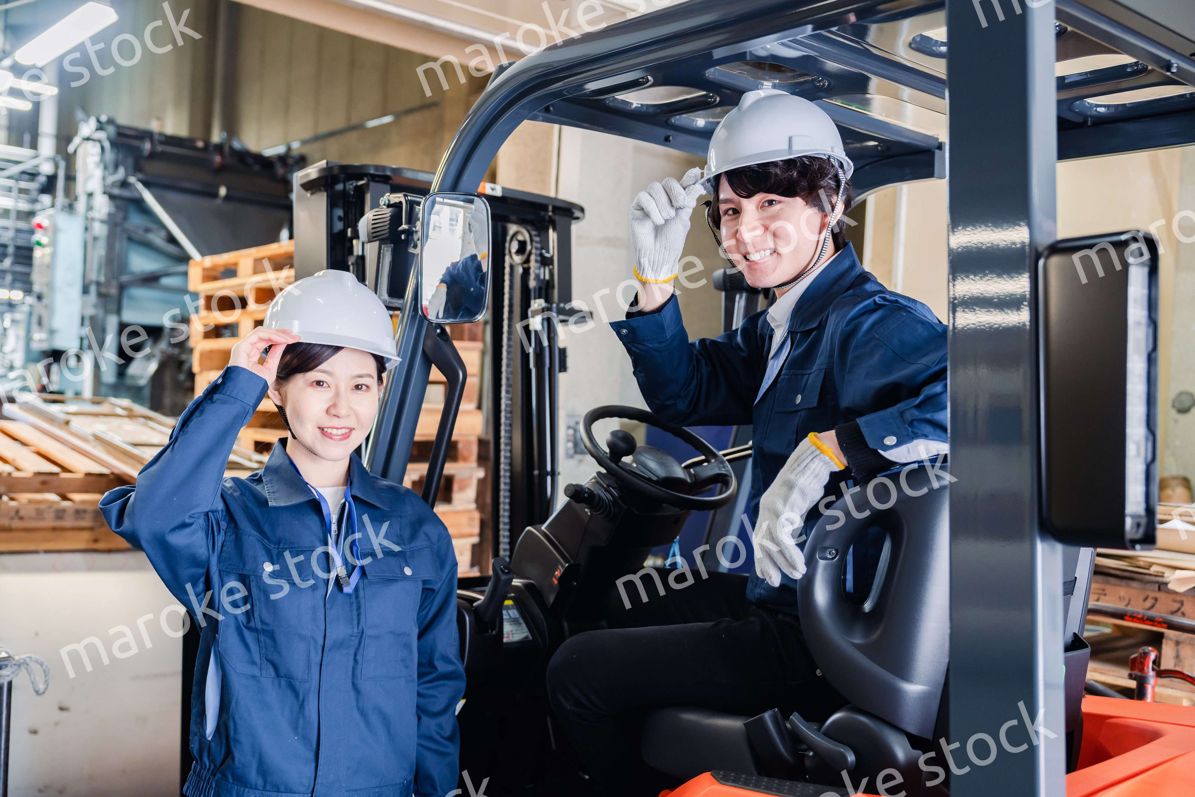 物流センターでパレットを扱うスタッフ