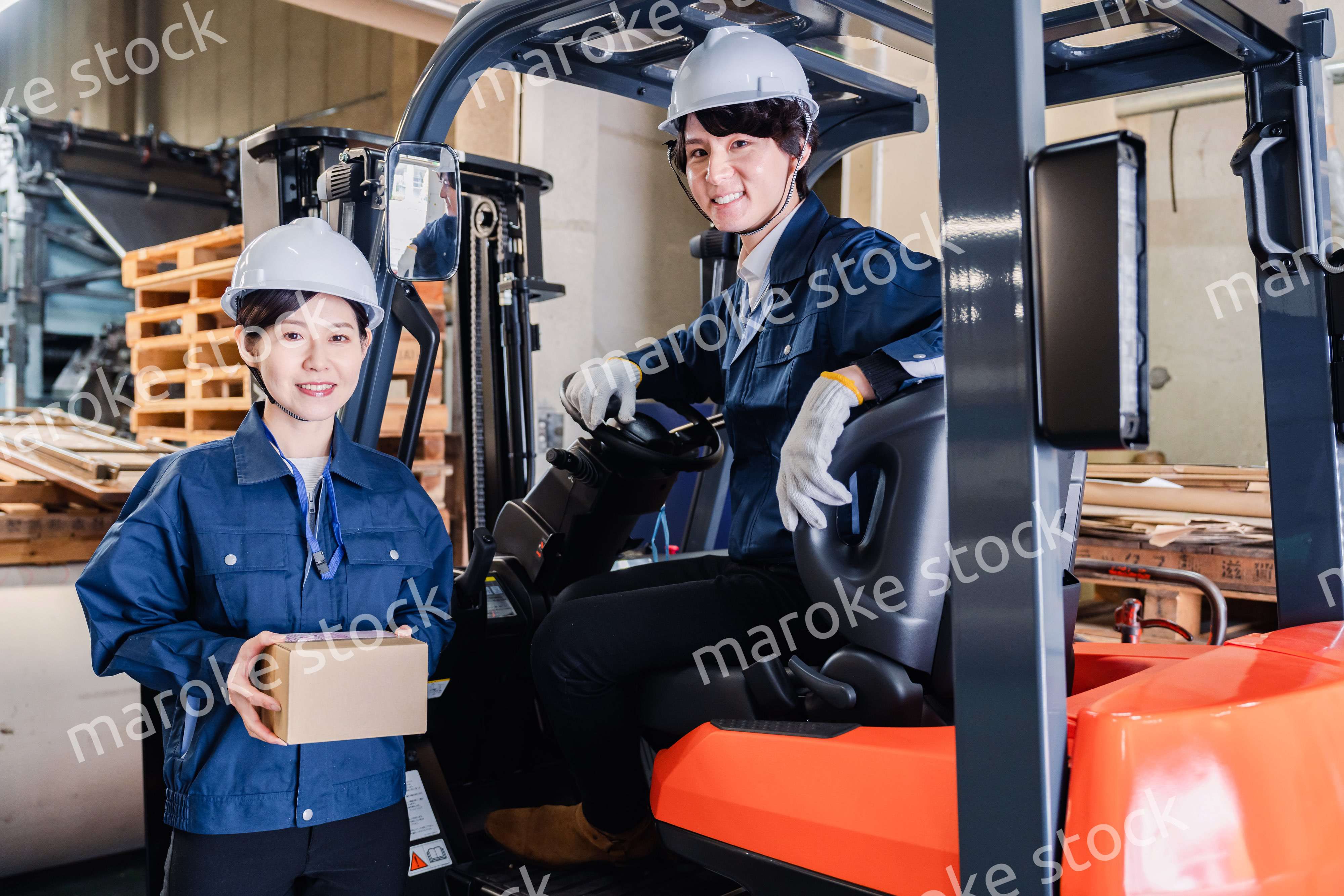 宅配便の配送センターで働くスタッフ