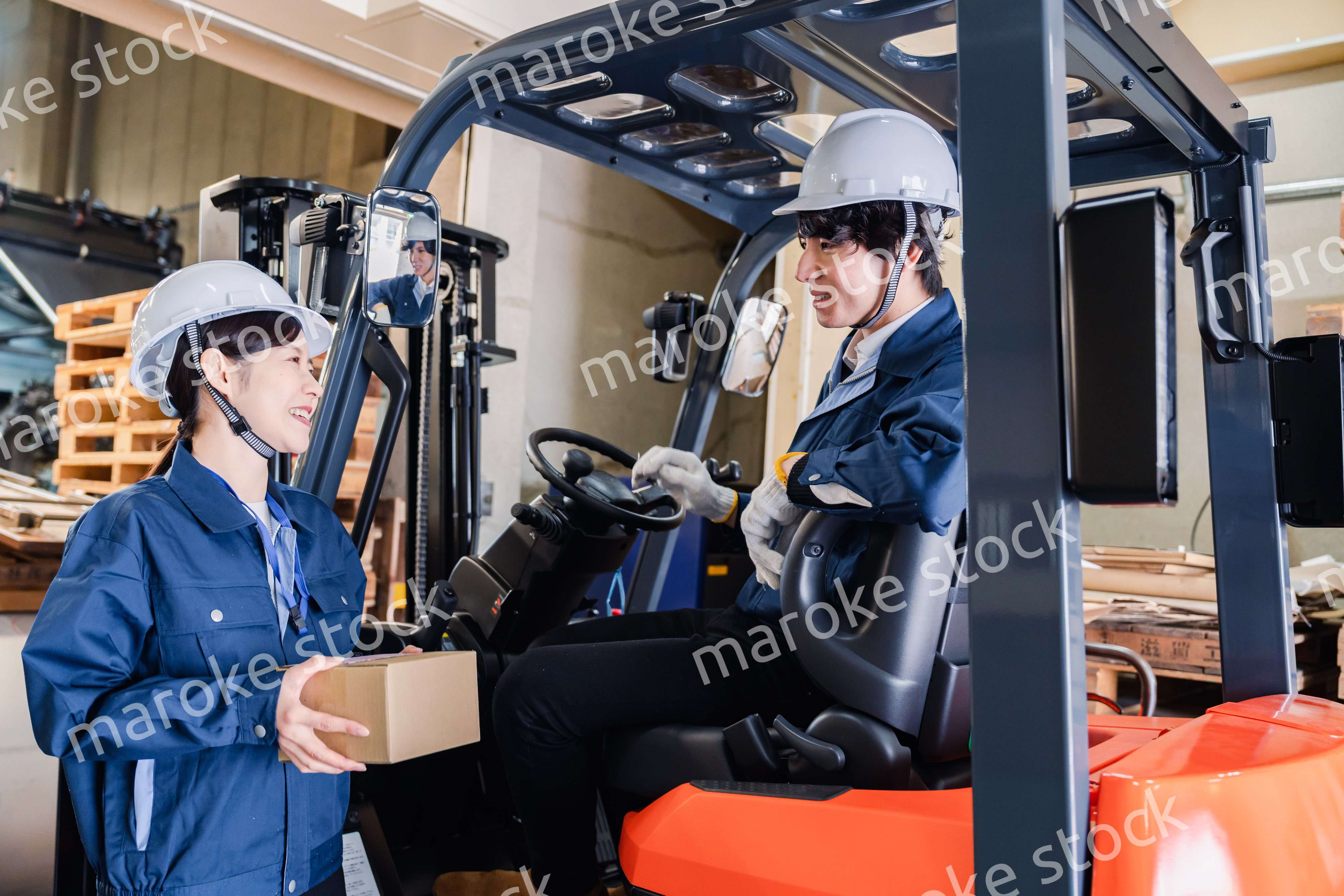 宅配便の配送センターで働くスタッフ