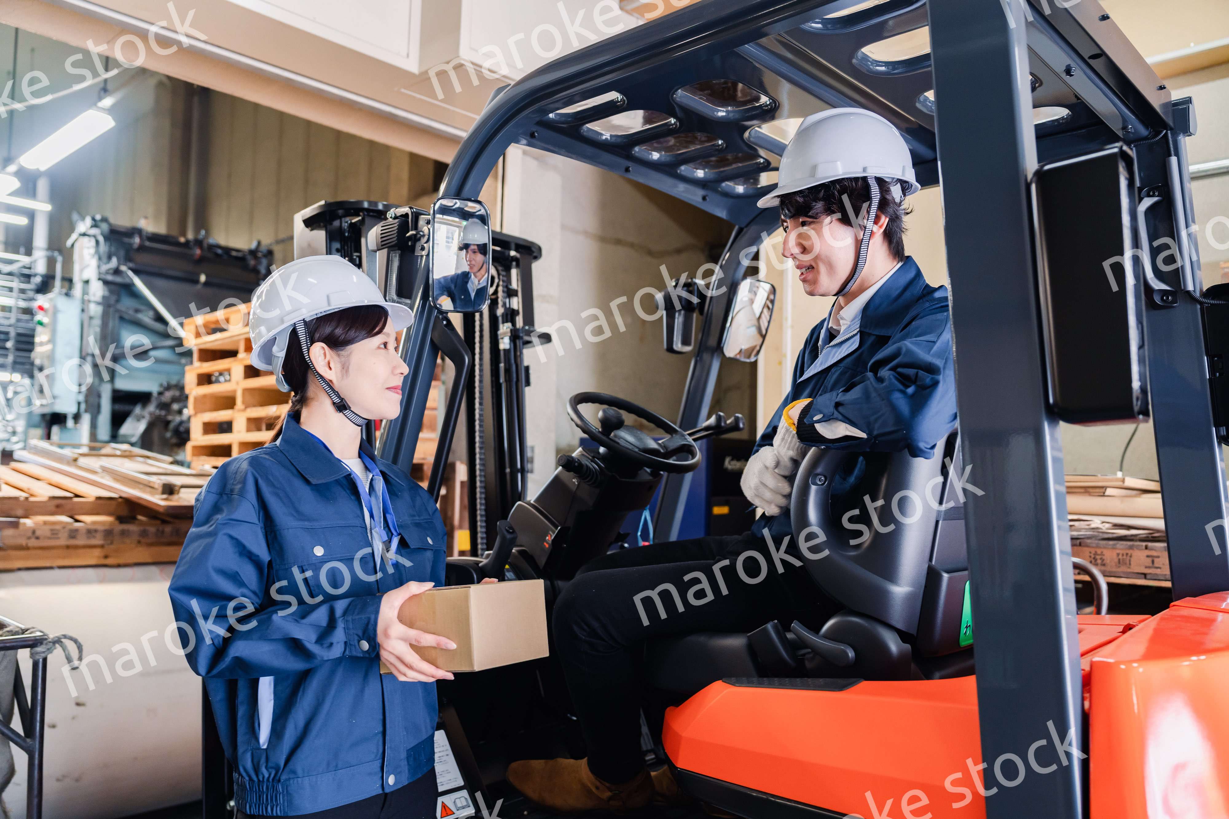 宅配便の配送センターで働くスタッフ