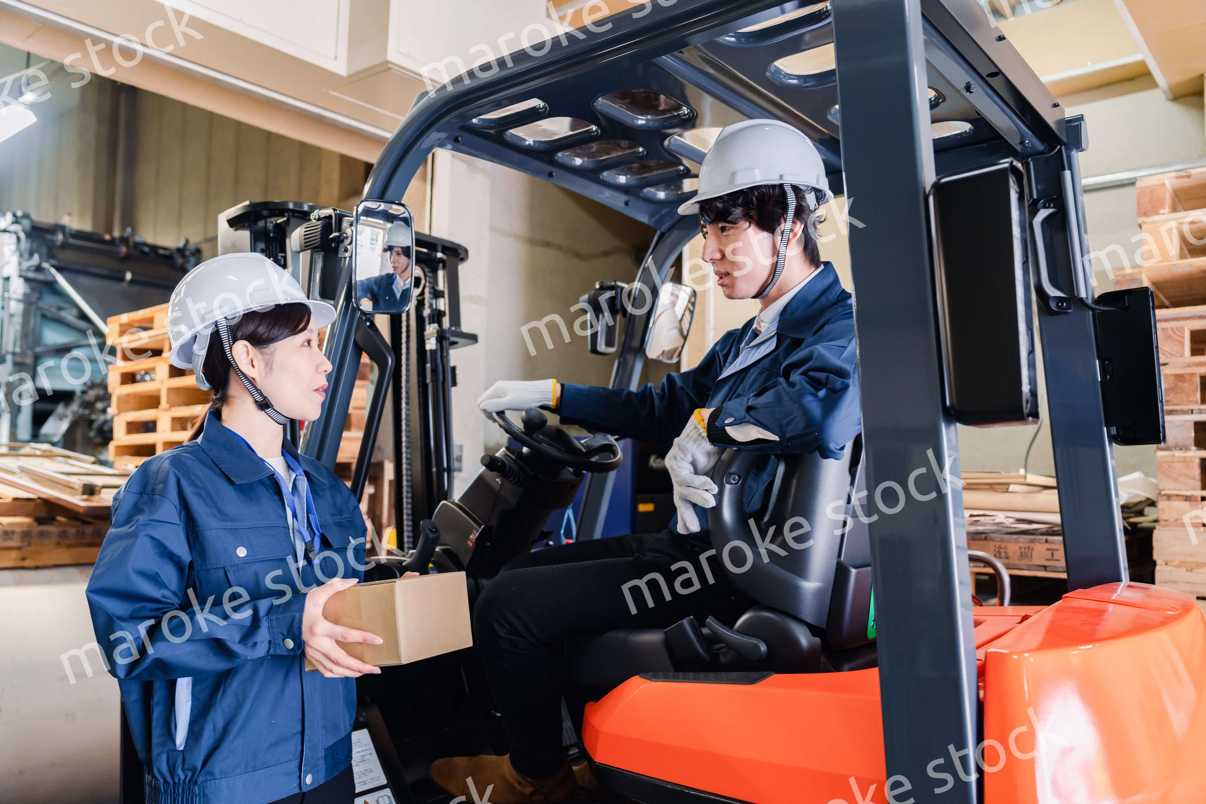 宅配便の配送センターで働くスタッフ