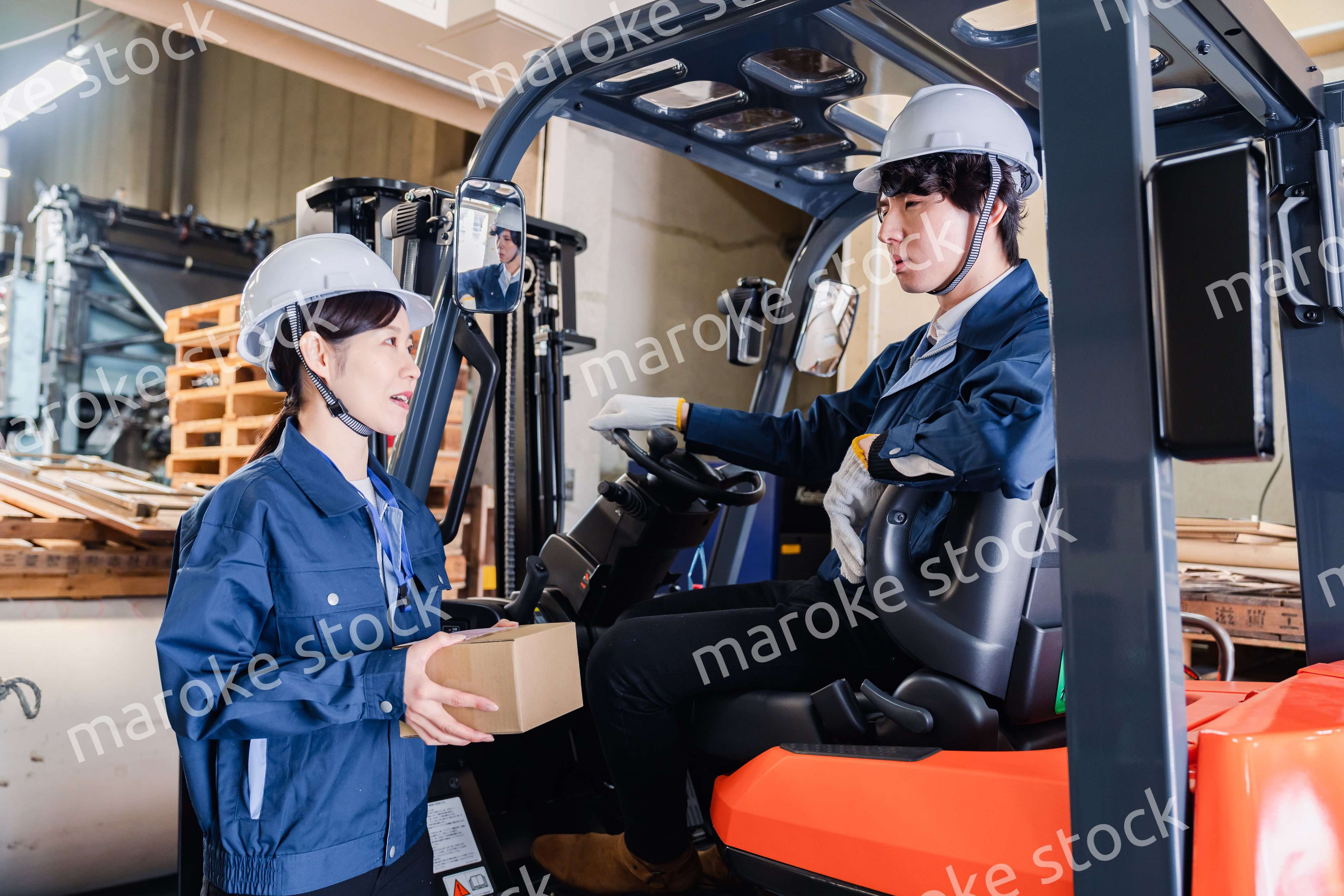 宅配便の配送センターで働くスタッフ