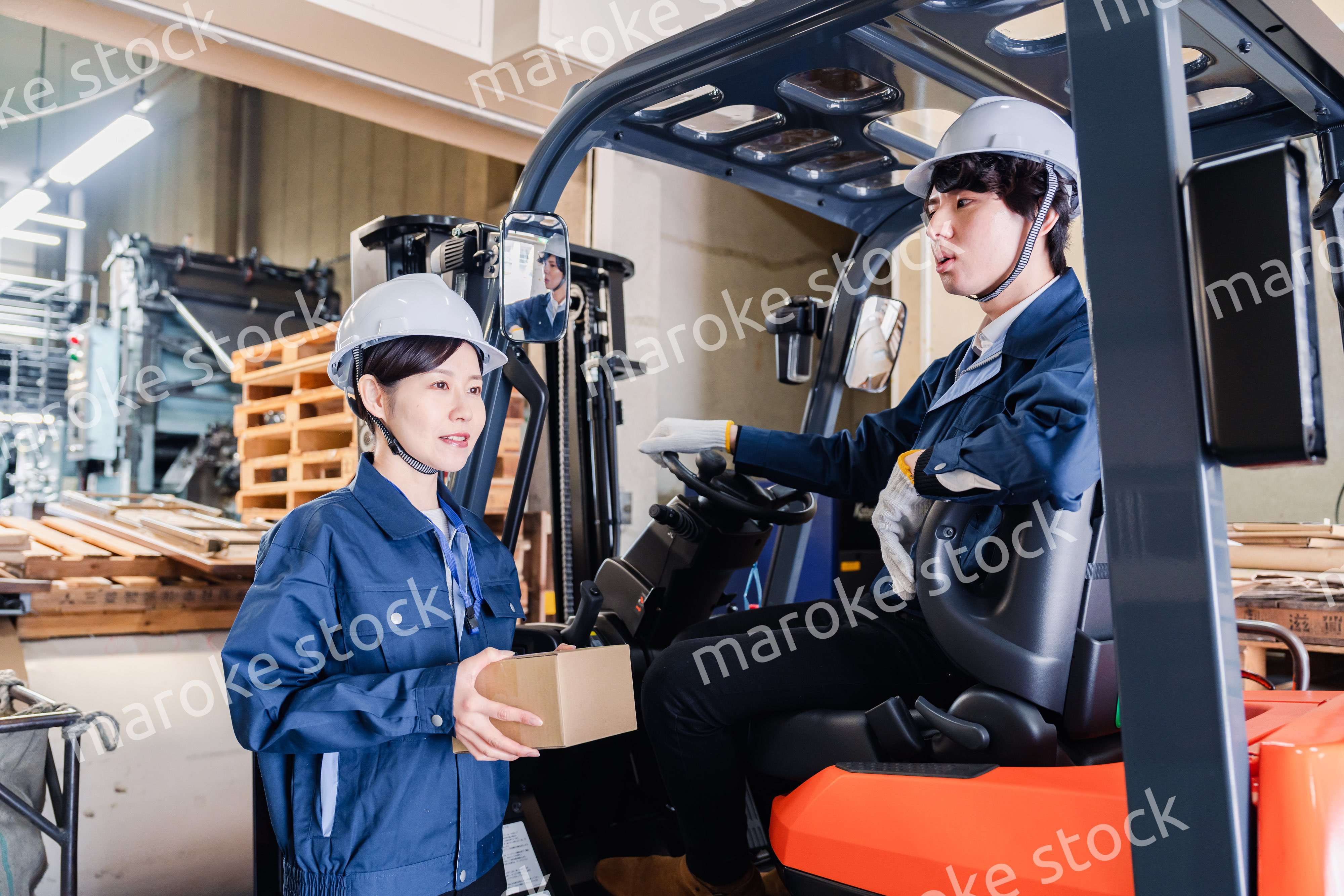 宅配便の配送センターで働くスタッフ